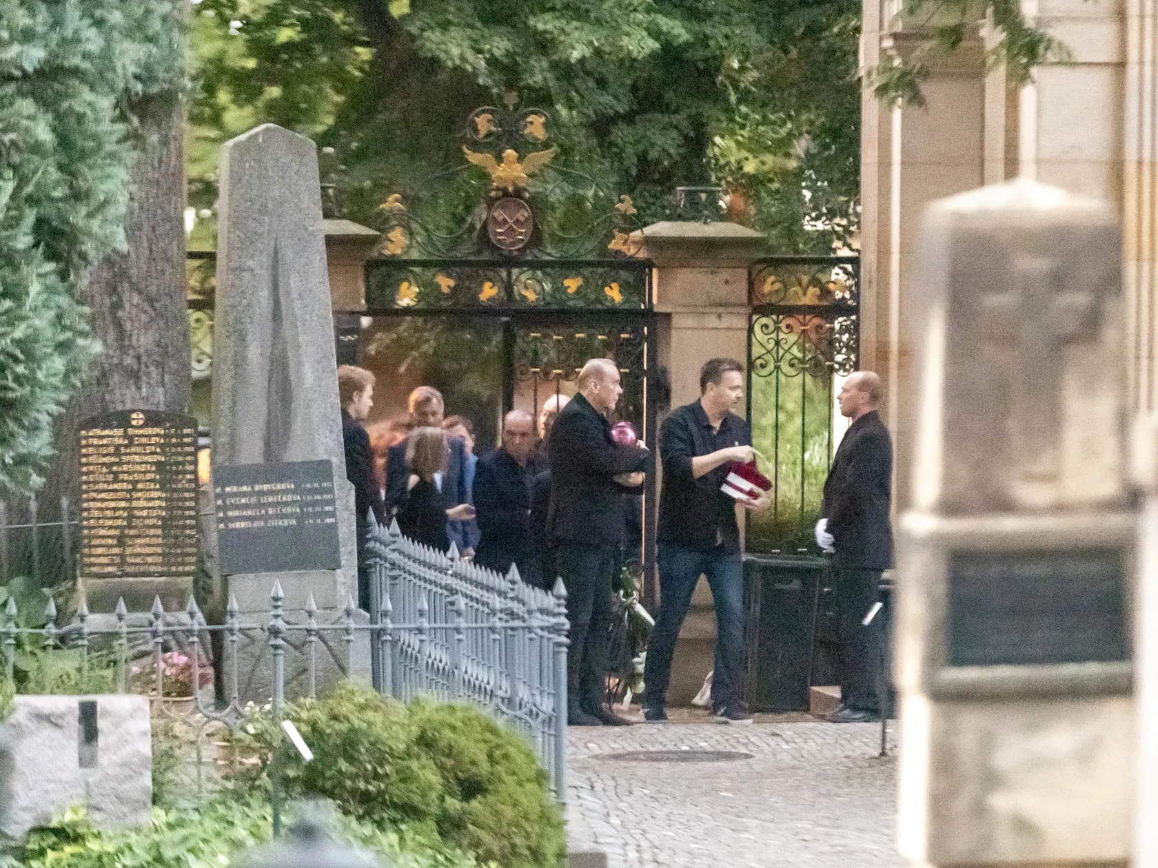 Štefan Margita po vyše roku uložil urnu Hany Zagorovej do rodinného hrobu v Prahe.