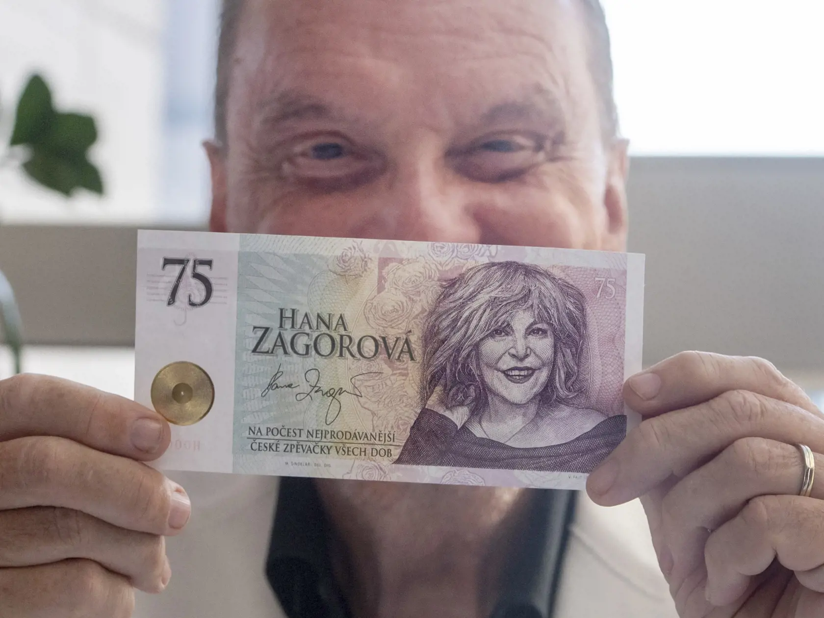 Nasnímke manžel Hany Zagorovej a slovenský operný spevák Štefan Margita počas tlačovej konferncie na ktorej predstavili pri príležitosti prvého výročia úmrtia českej speváčky Hany Zagorovej pamätnú bankovku v budove Slovenského národného divadla (SND) v Bratislave vo štvrtok 24. augusta 2023. FOTO TASR - Martin Baumann