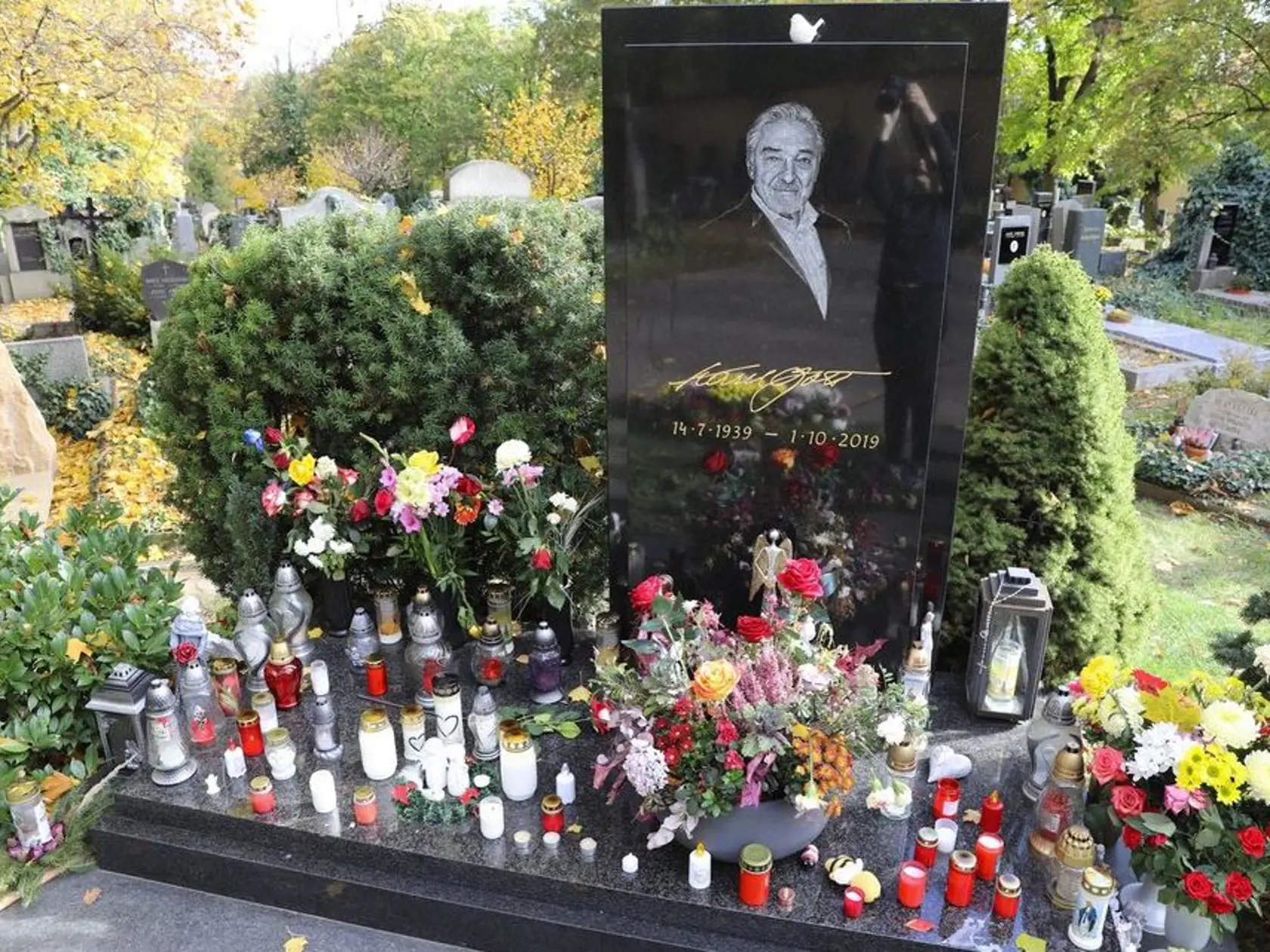 Hroby slávnych Čechov: Na snímke majestátny pomník Karla Gotta. Maestro podľahol rakovine na jeseň 2019.