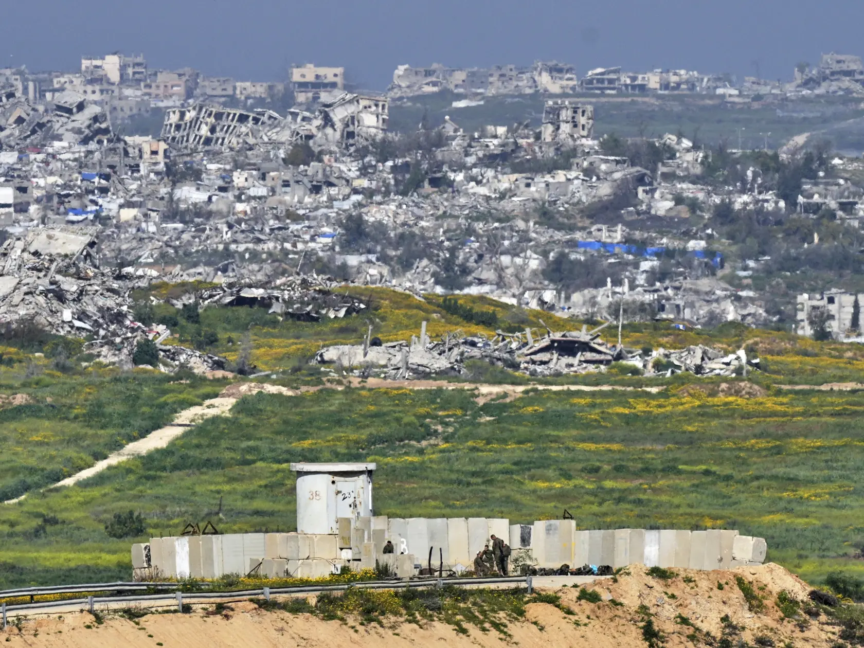 Izraelskí vojaci sa zhromažďujú pri vojenskom stanovisku na hranici s Pásmom Gazy na juhu Izraela v utorok 18. marca 2025. Izraelská armáda bojuje s palestínskymi militantmi hnutia Hamas v pásme Gazy po útokoch Hamasu na Izrael 8. októbra.