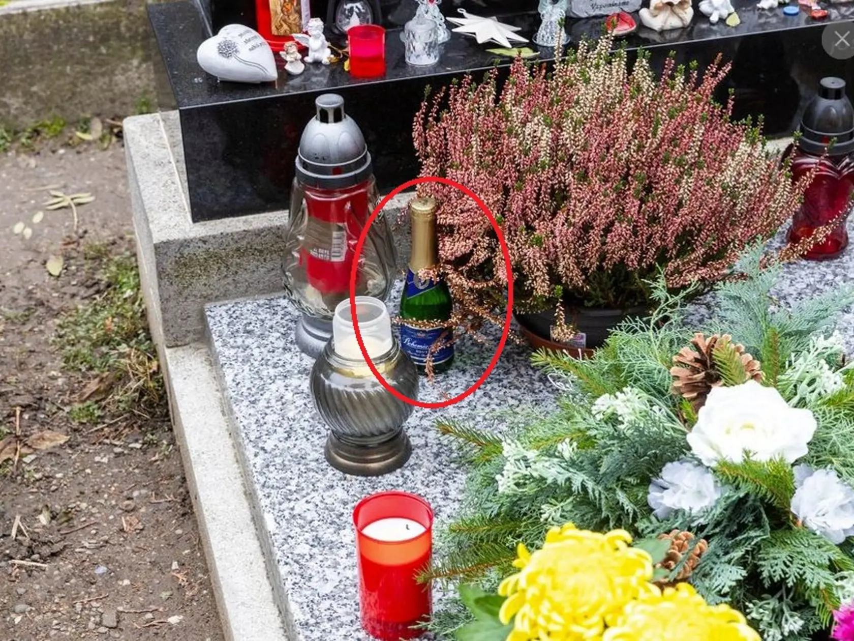 Na hrobe speváčky Hany Zagorovej je aj fľaša jej obľúbeného šampanského.