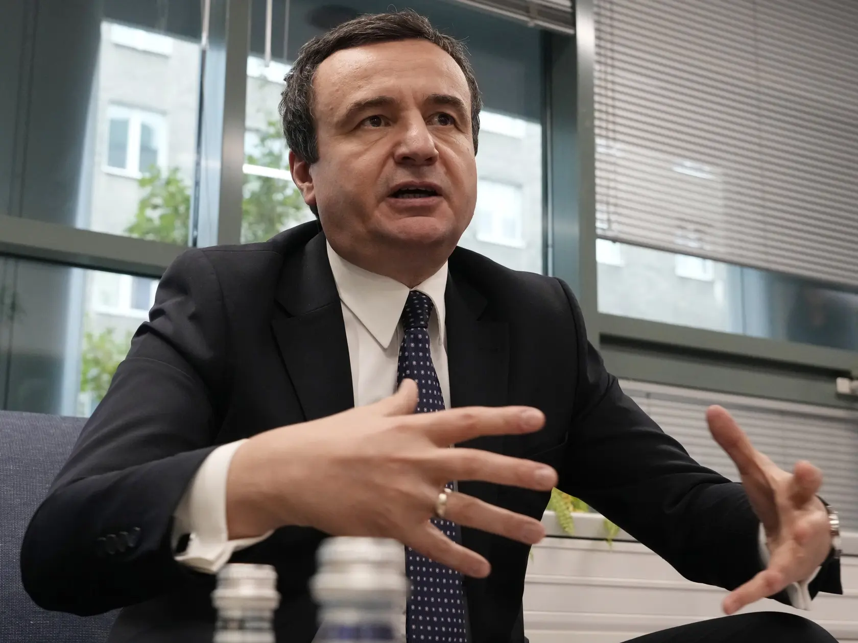 Na archívnej snímke z 3. októbra 2024 kosovský premiér Albin Kurti gestikuluje počas rozhovoru s americkou agentúrou Associated Press vo Varšave. Kosovo v pondelok 7. októbra uvoľnilo bezpečnostné opatrenia pre tovar dovážaný zo Srbska. Priština sa tým snaží neohroziť svoje začlenenie do regionálnych obchodných dohôd a spoluprácu s Európskou úniou. Premiér Albin Kurti povedal novinárom, že ministerstvo vnútra nariadilo colníkom, aby od pondelka zintenzívnili kontroly namiesto obmedzovania toku tovaru cez hranicu so Srbskom. Premiér uviedol, že voľnejší režim sa bude zatiaľ uplatňovať iba na najfrekventovanejšom hraničnom priechode Merdare. Až do príchodu špeciálnych skenerov, ktoré dokážu skontrolovať celé kamióny, sa tovar bude preverovať manuálne.