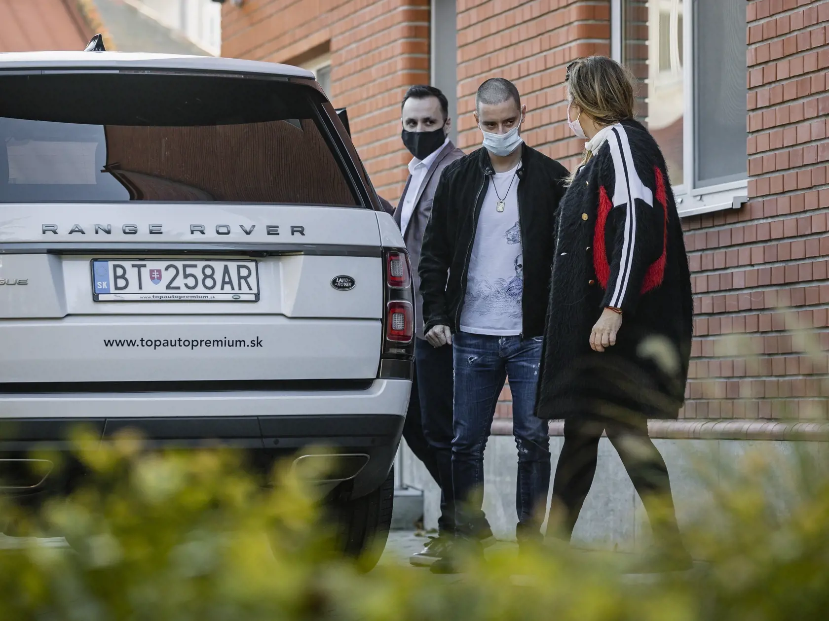 Na snímke europoslankyňa Monika Beňová odchádza spoločne so svojim partnerom, 36-ročným advokátom Ľubomír Klčom a ich spoločnou dcérou Leou z bratislavskej pôrodnice Koch.