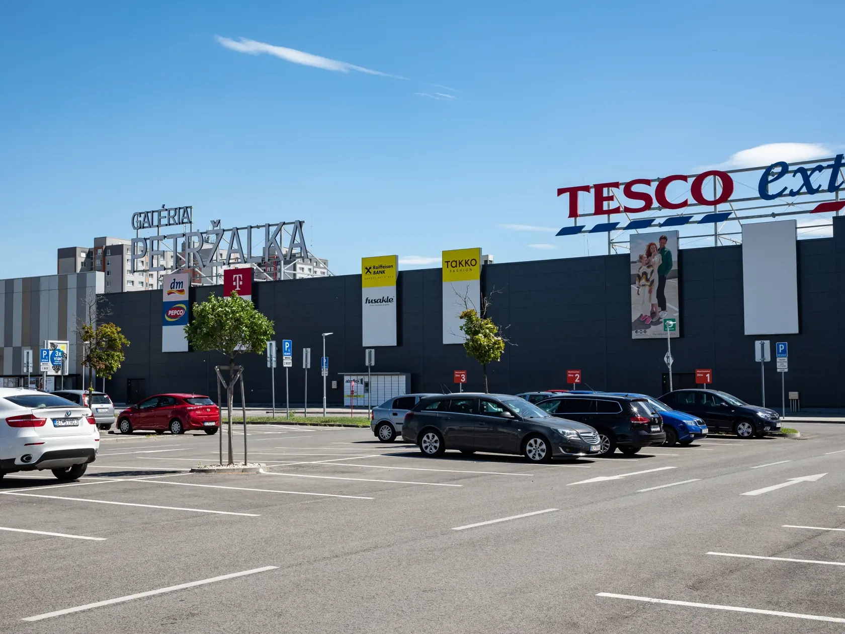 Ilustračné foto Tesco extra v Bratislavskej Petržalke.