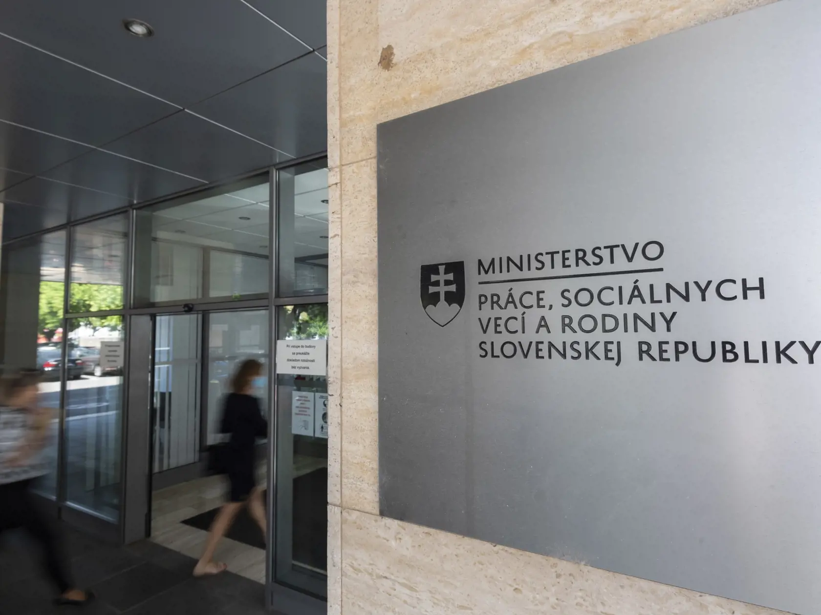 Na snímke tabuľa s nápisom na budove, v ktorej sídli Ministerstvo práce, sociálnych vecí a rodiny SR na Špitálskej ulici v Bratislave 13. júla 2020. FOTO TASR - Jaroslav Novák