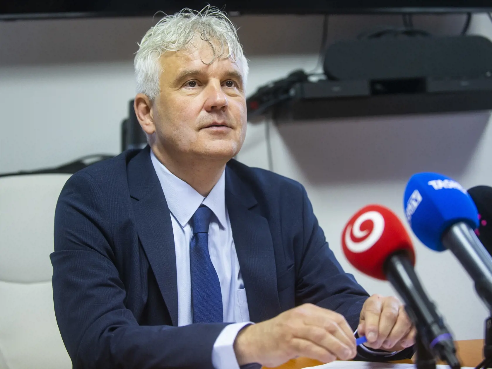 Na snímke nový komisár pre deti Jozef Mikloško počas tlačovej konferencie v Bratislave v stredu 1. júna 2022. Mikloško predstavil programový zámer a priority pre nastávajúce funkčné obdobie v úlohe komisára. FOTO TASR - Jakub Kotian
