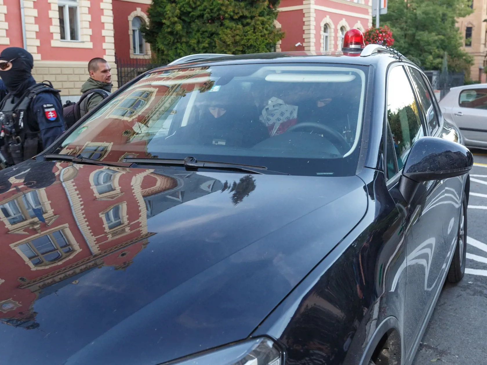 Kukláci predviedli obvinených z vraždy Jána Kuciaka na špeciálny trestný súd v Banskej Bystrici. Na snímke Zoltán Andruskó.
