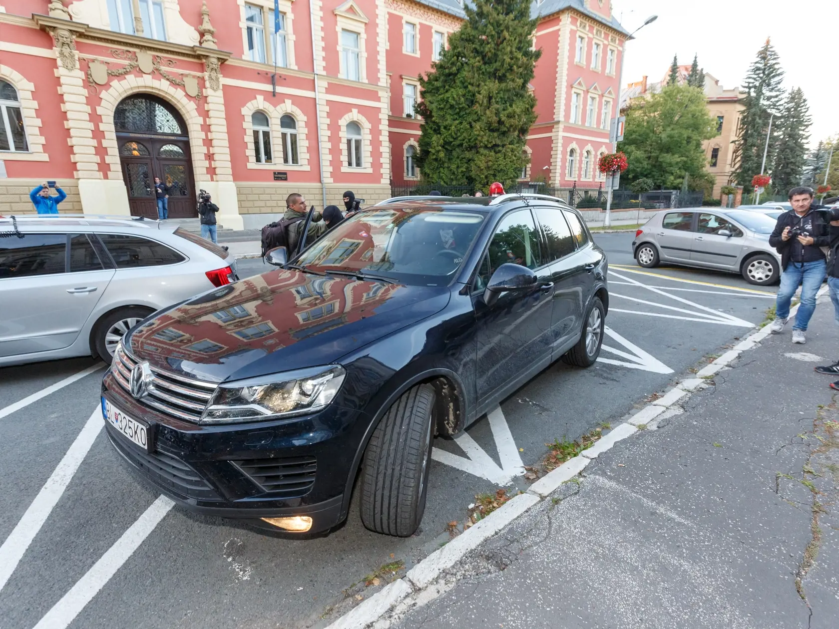 Kukláči predviedli obvinených z vraždy Jána Kuciaka na špeciálny trestný súd v Banskej Bystrici.