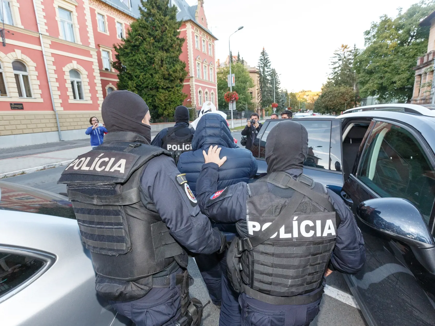 Kukláci predviedli obvinených z vraždy Jána Kuciaka na špeciálny trestný súd v Banskej Bystrici. Na snímke Zoltán Andruskó.