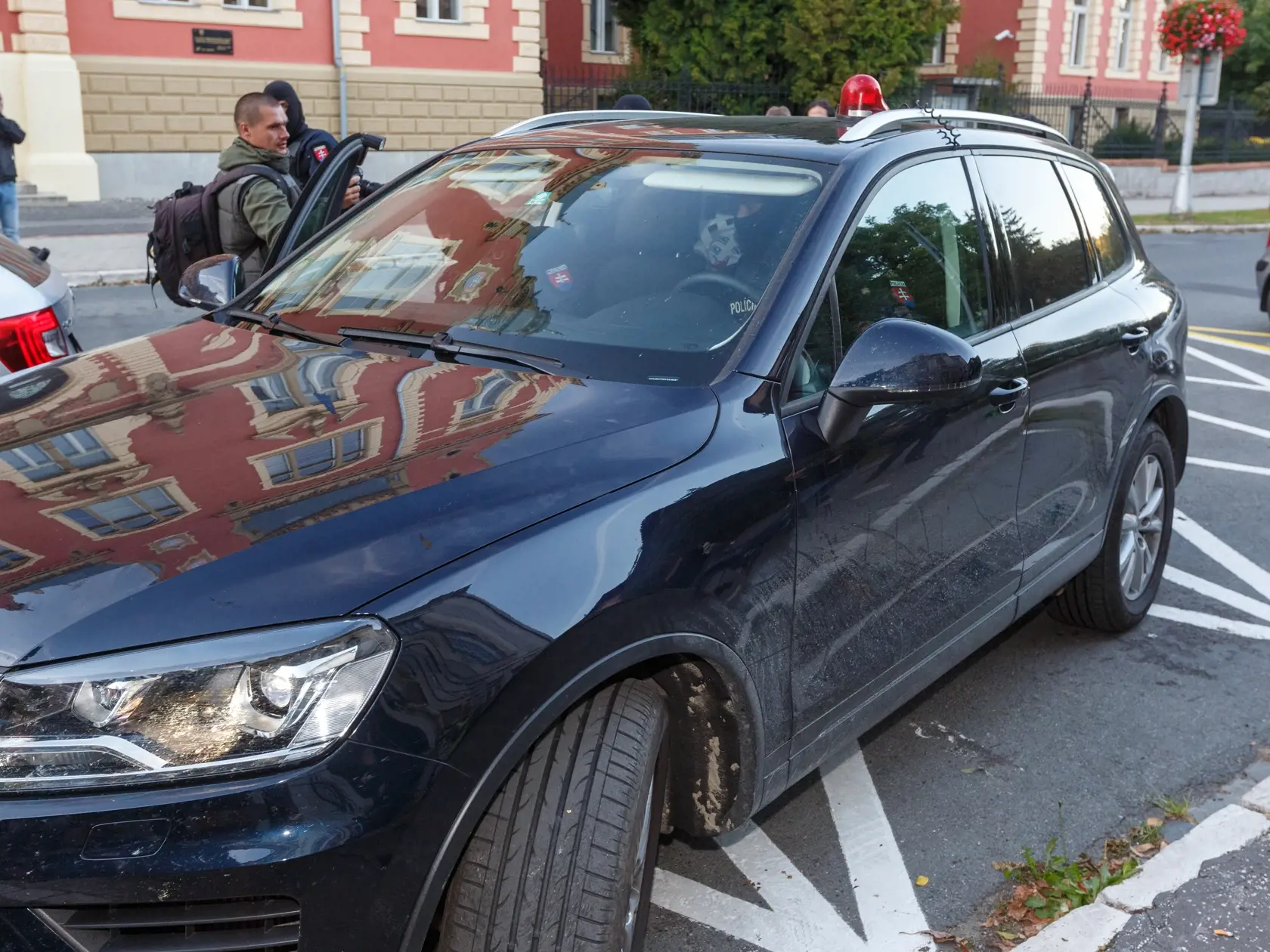 Kukláci predviedli obvinených z vraždy Jána Kuciaka na špeciálny trestný súd v Banskej Bystrici. Na snímke Zoltán Andruskó.