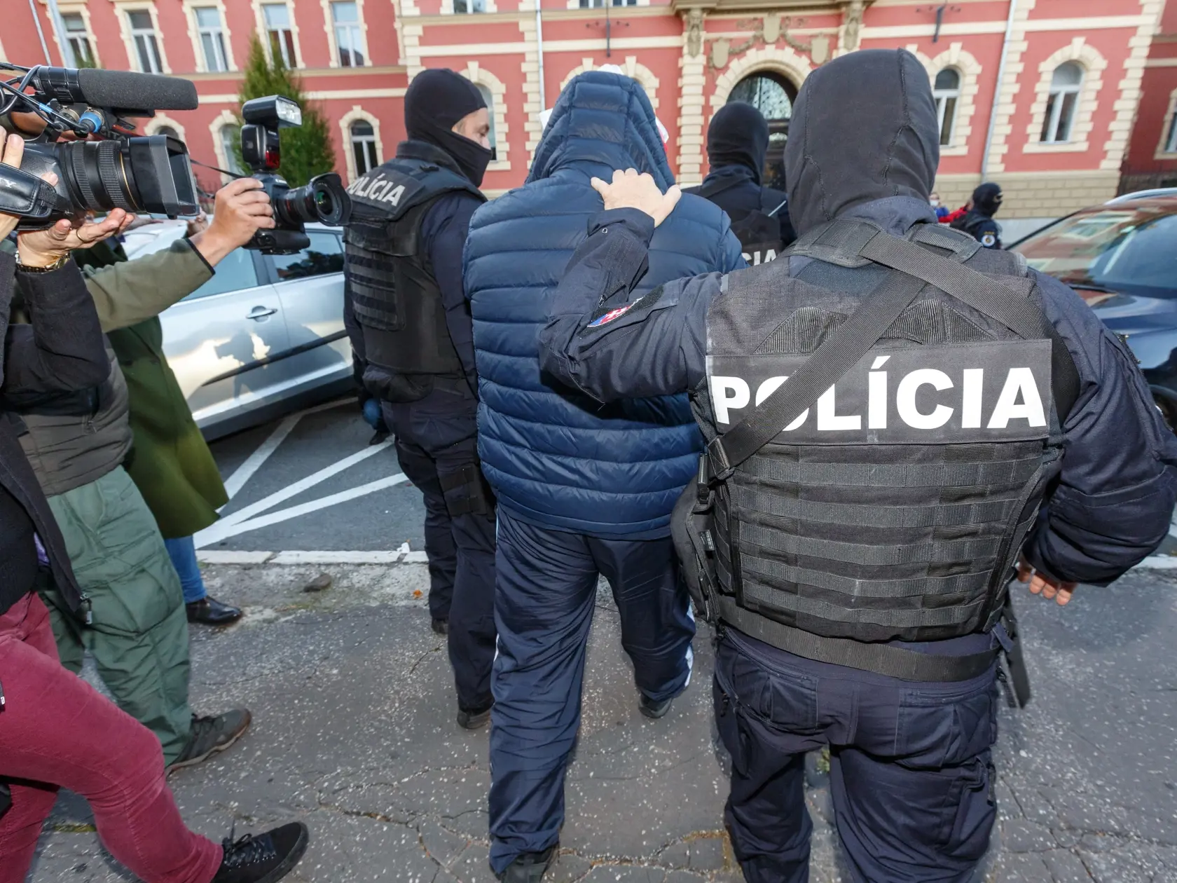 Kukláci predviedli obvinených z vraždy Jána Kuciaka na špeciálny trestný súd v Banskej Bystrici. Na snímke Zoltán Andruskó.
