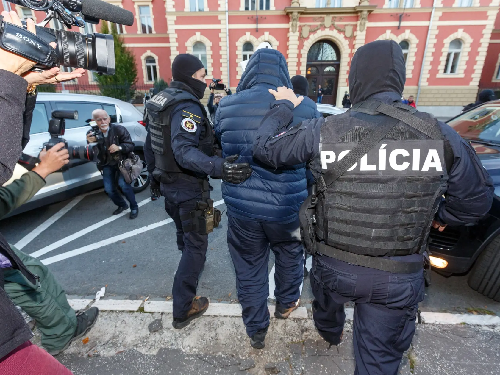 Kukláci predviedli obvinených z vraždy Jána Kuciaka na špeciálny trestný súd v Banskej Bystrici. Na snímke Zoltán Andruskó.