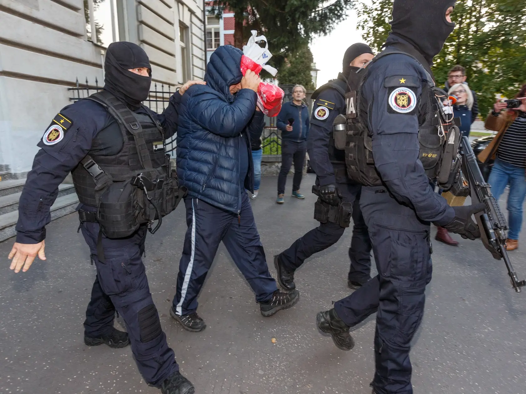 Kukláci predviedli obvinených z vraždy Jána Kuciaka na špeciálny trestný súd v Banskej Bystrici. Na snímke Zoltán Andruskó.