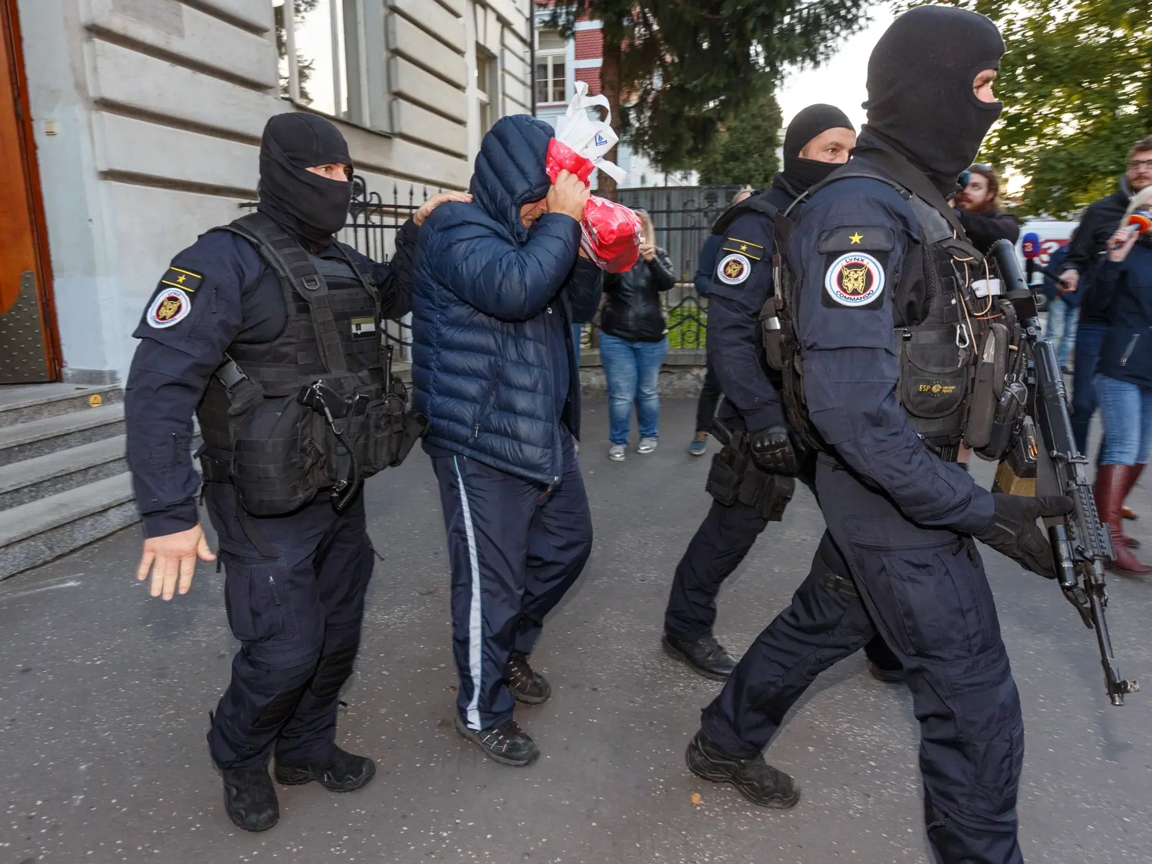 Kukláci predviedli obvinených z vraždy Jána Kuciaka na špeciálny trestný súd v Banskej Bystrici. Na snímke Zoltán Andruskó.