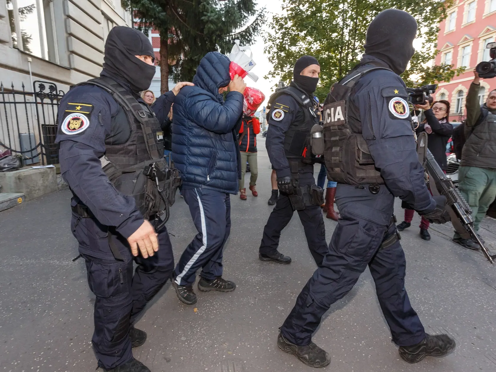 Kukláci predviedli obvinených z vraždy Jána Kuciaka na špeciálny trestný súd v Banskej Bystrici. Na snímke Zoltán Andruskó.