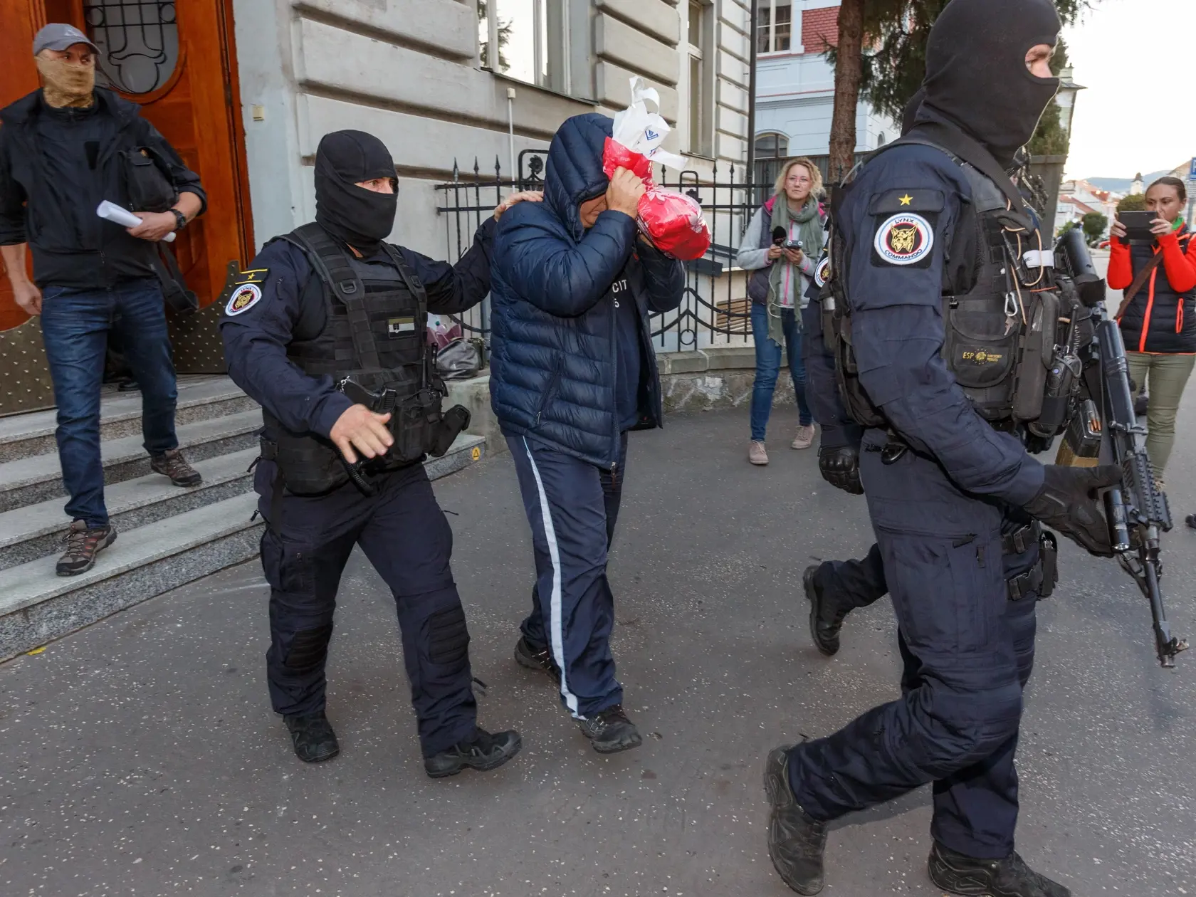 Kukláci predviedli obvinených z vraždy Jána Kuciaka na špeciálny trestný súd v Banskej Bystrici. Na snímke Zoltán Andruskó.