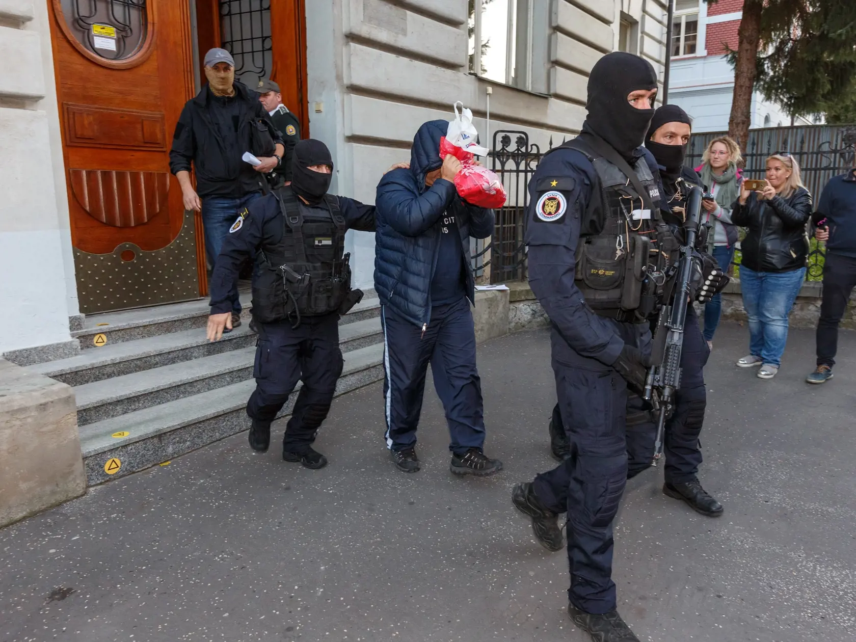 Kukláci predviedli obvinených z vraždy Jána Kuciaka na špeciálny trestný súd v Banskej Bystrici. Na snímke Zoltán Andruskó.