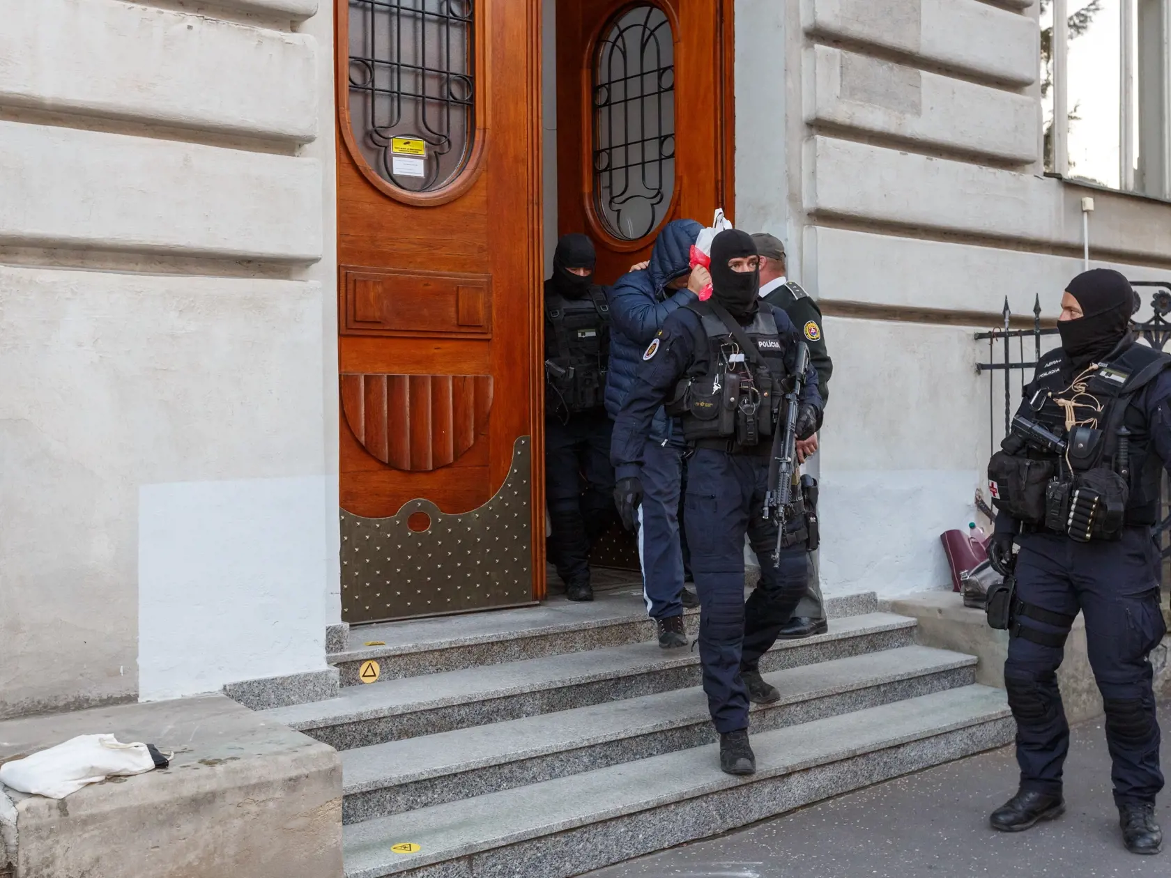 Kukláci predviedli obvinených z vraždy Jána Kuciaka na špeciálny trestný súd v Banskej Bystrici. Na snímke Zoltán Andruskó.