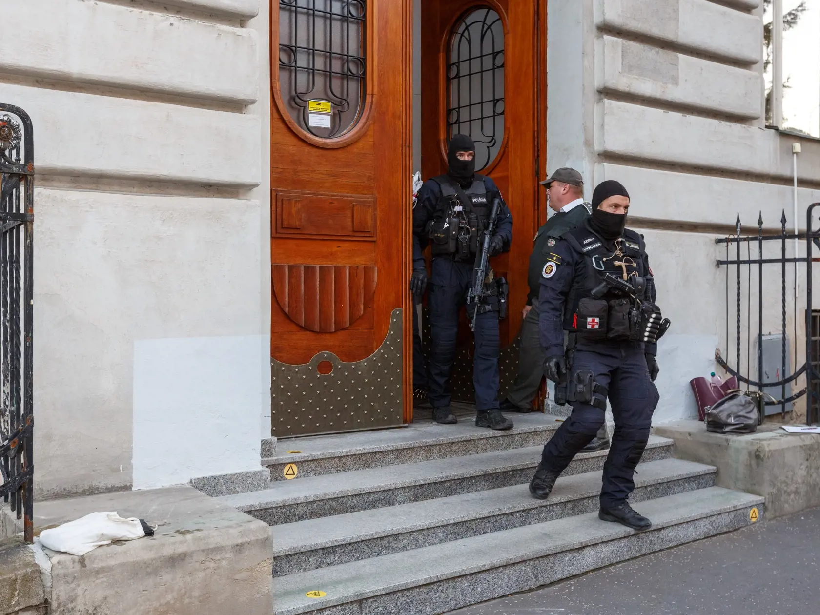 Kukláči predviedli obvinených z vraždy Jána Kuciaka na špeciálny trestný súd v Banskej Bystrici.