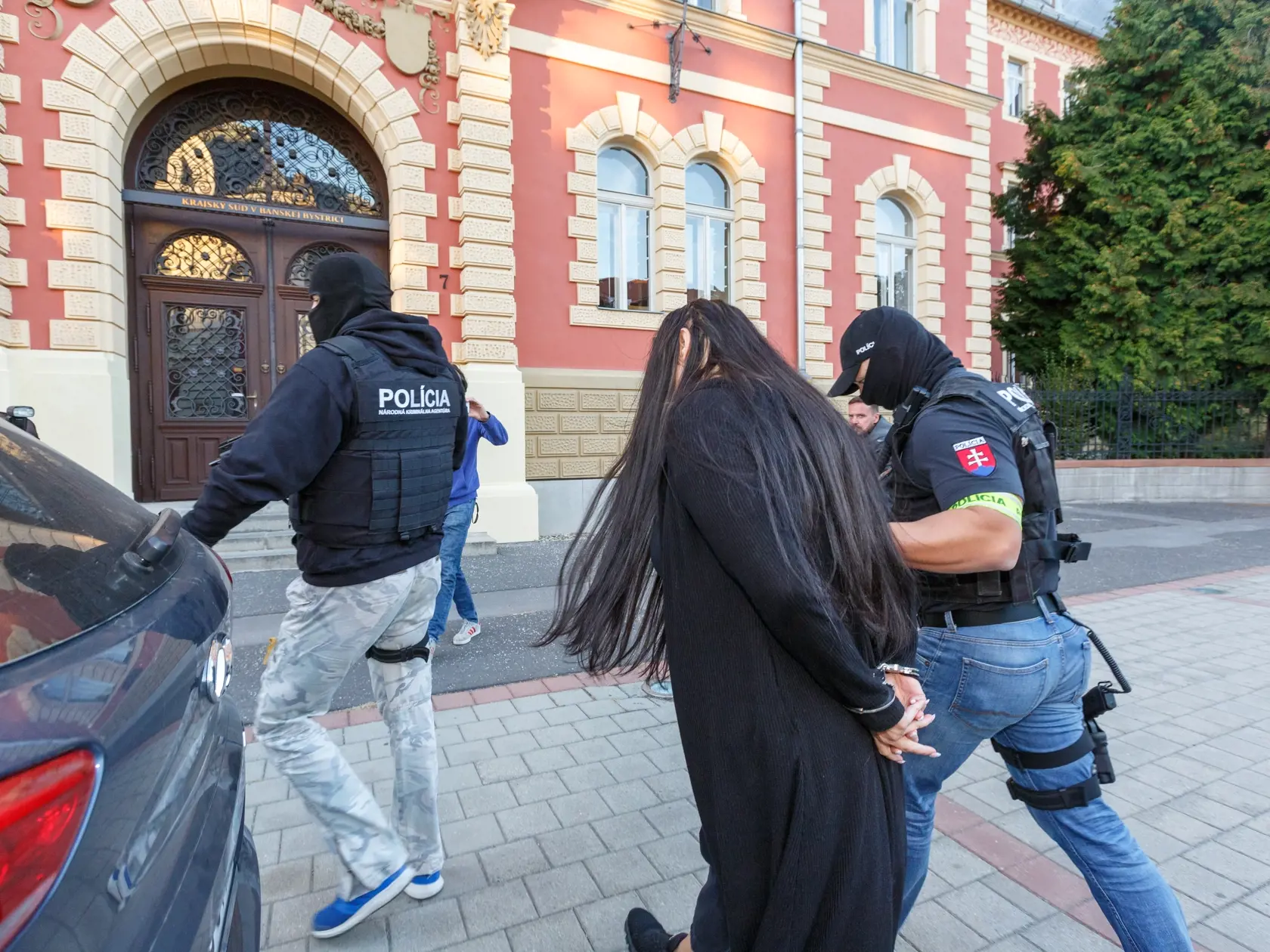 Kukláci predviedli obvinených z vraždy Jána Kuciaka na špeciálny trestný súd v Banskej Bystrici. Na snímke Alena Zsuzsová.