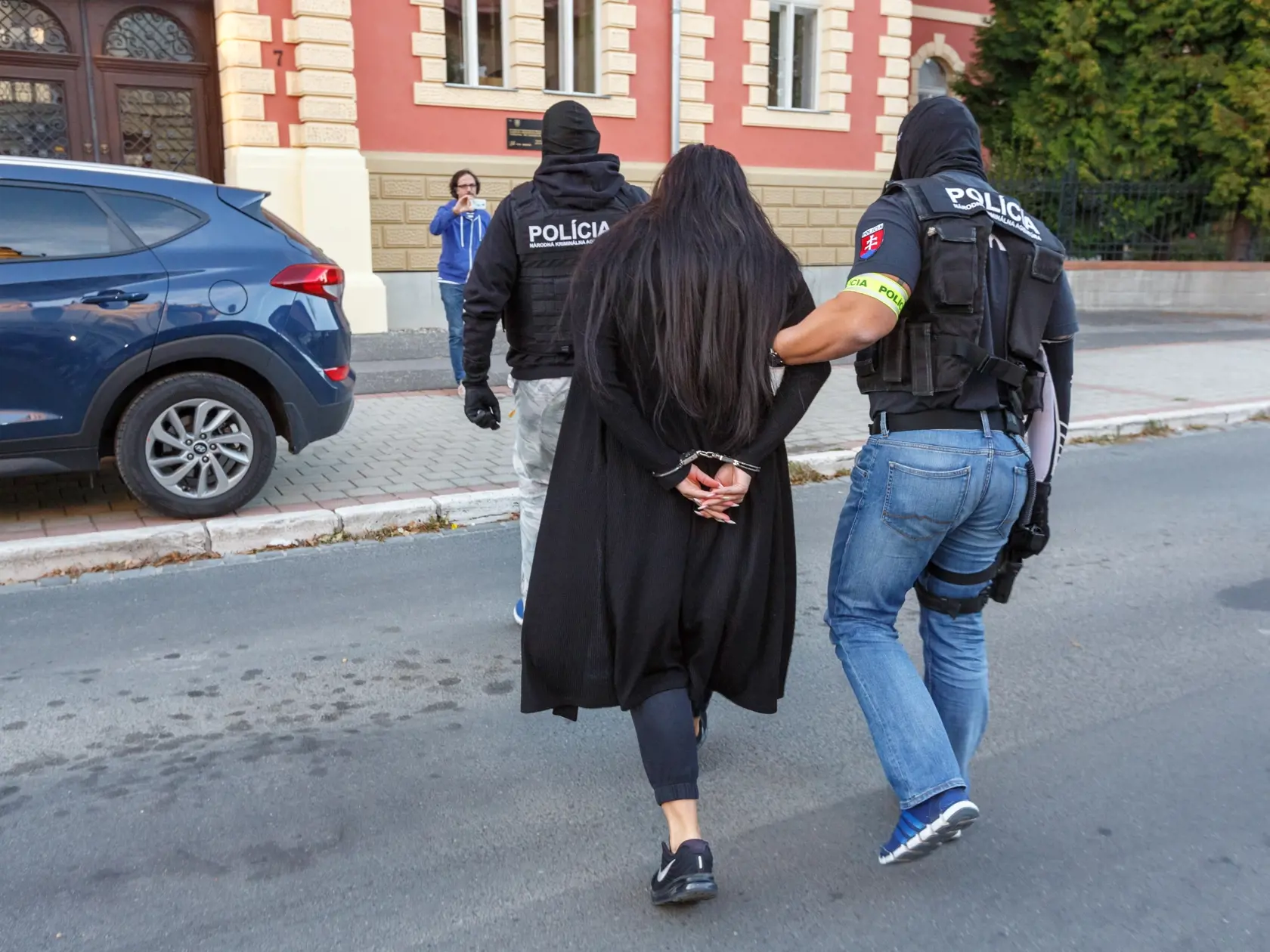 Kukláci predviedli obvinených z vraždy Jána Kuciaka na špeciálny trestný súd v Banskej Bystrici. Na snímke Alena Zsuzsová.