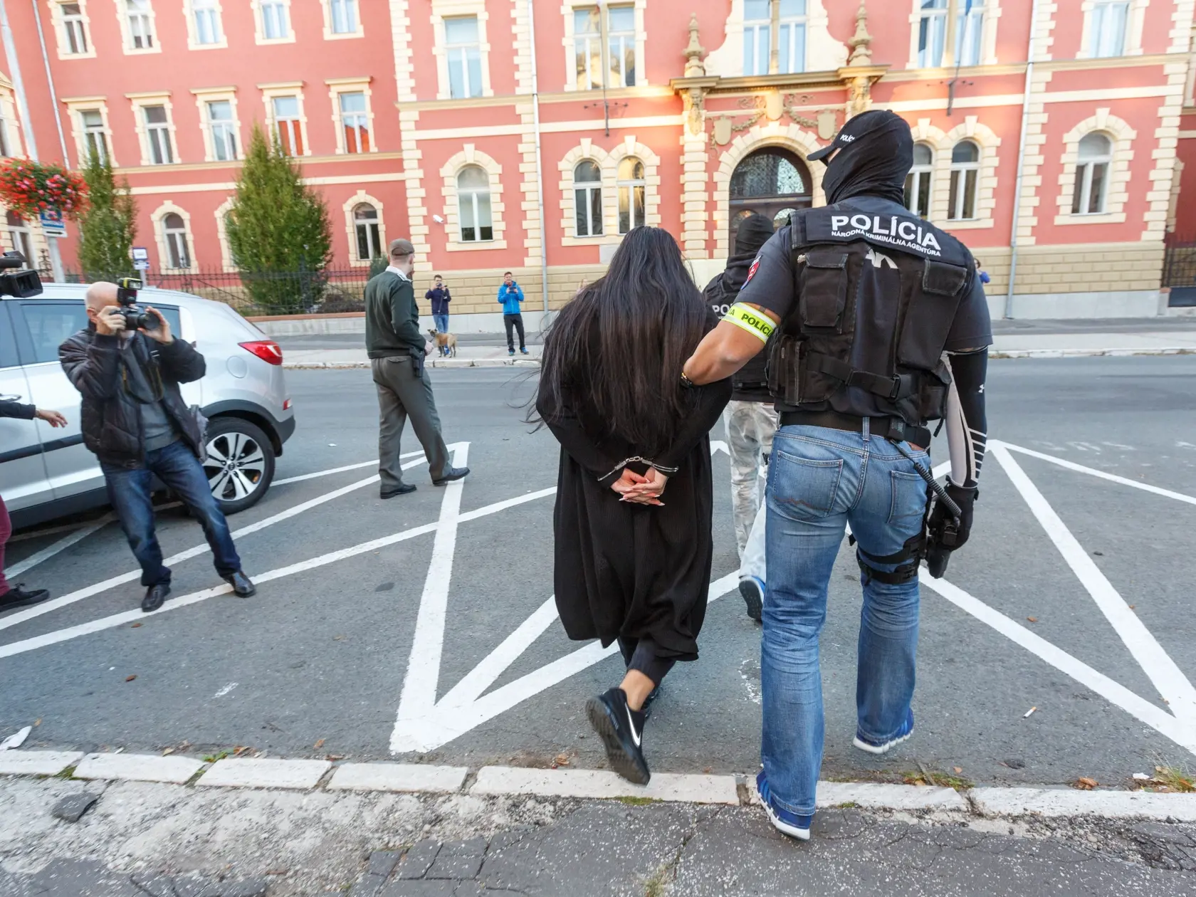 Kukláci predviedli obvinených z vraždy Jána Kuciaka na špeciálny trestný súd v Banskej Bystrici. Na snímke Alena Zsuzsová.