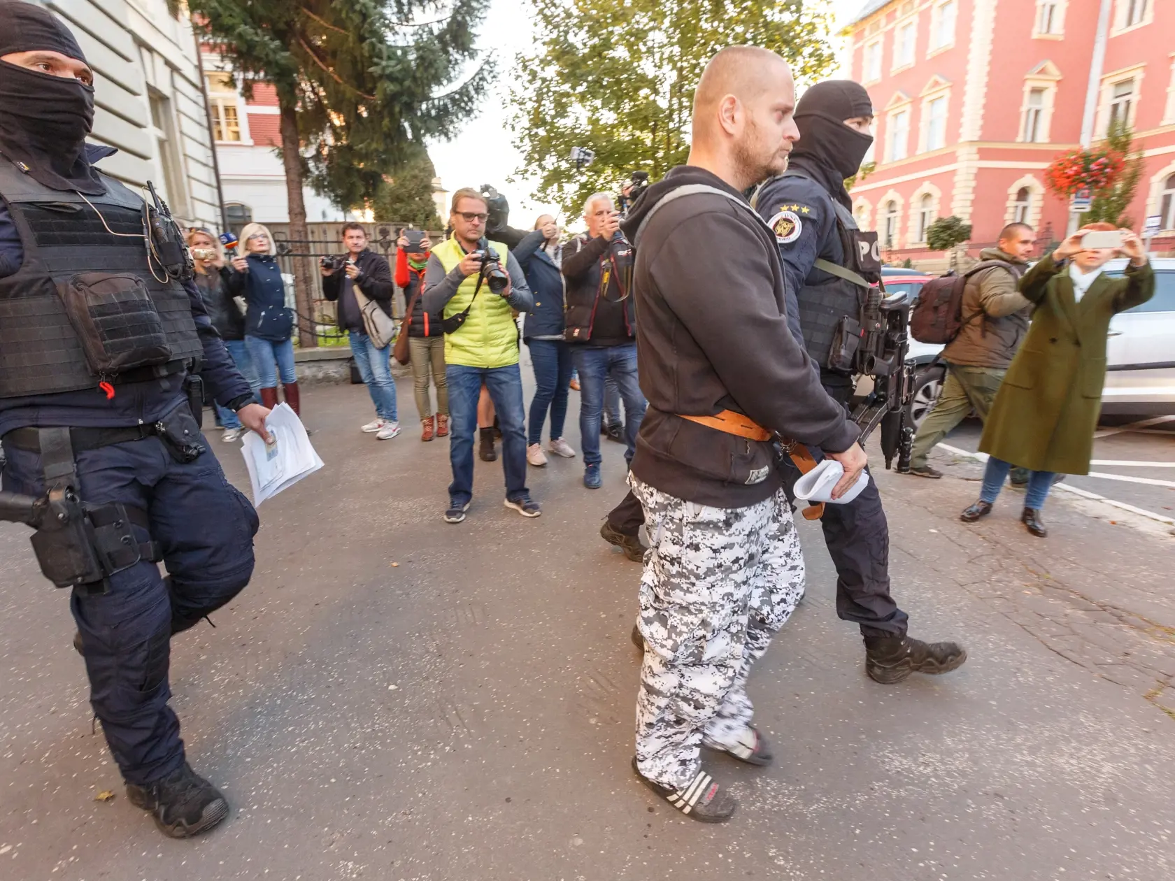 Kukláci predviedli obvinených z vraždy Jána Kuciaka na špeciálny trestný súd v Banskej Bystrici. Na snímke Miroslav Marcek.