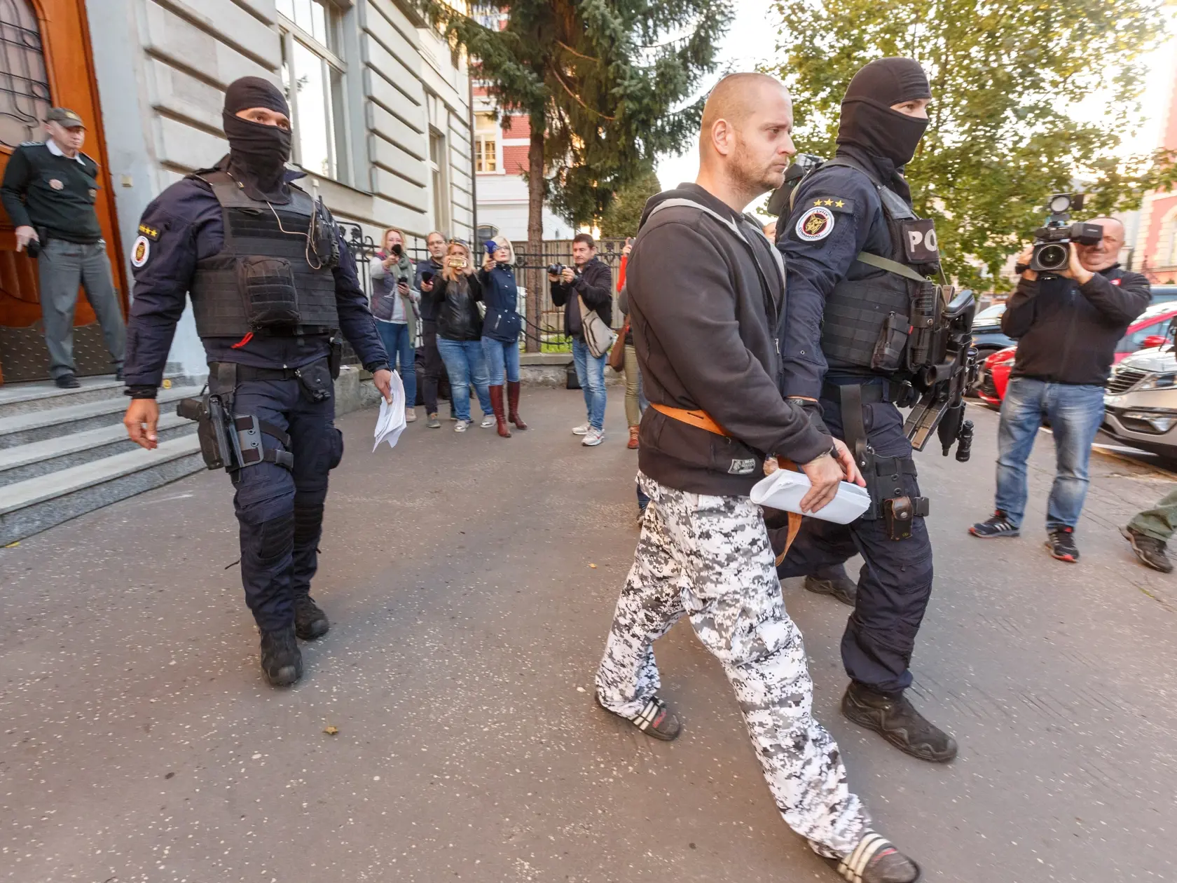 Kukláci predviedli obvinených z vraždy Jána Kuciaka na špeciálny trestný súd v Banskej Bystrici. Na snímke Miroslav Marcek.