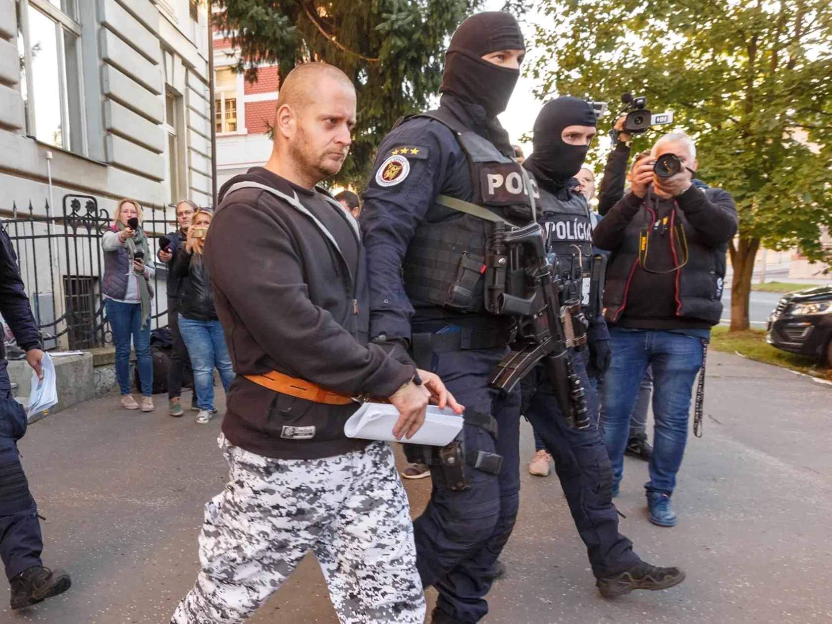 Kukláci predviedli obvinených z vraždy Jána Kuciaka na špeciálny trestný súd v Banskej Bystrici. Na snímke Miroslav Marcek.