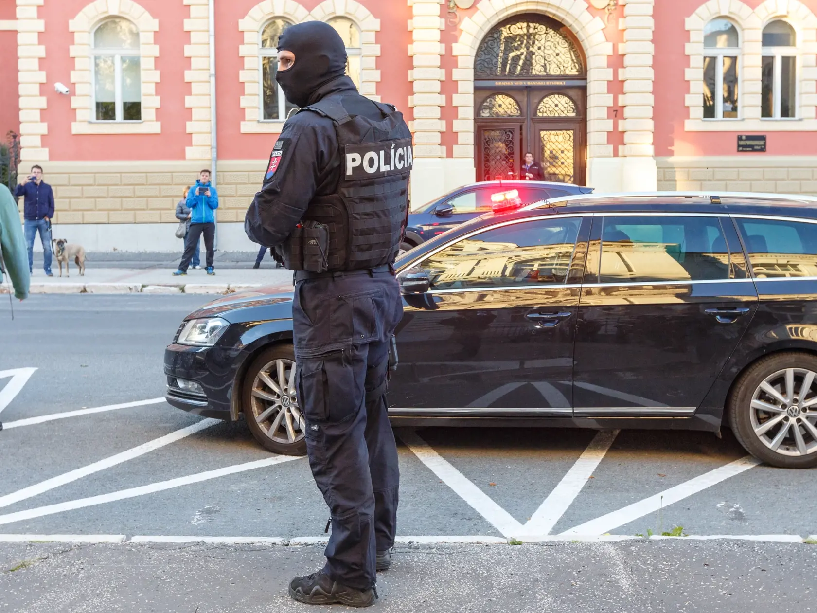 Kukláči predviedli obvinených z vraždy Jána Kuciaka na špeciálny trestný súd v Banskej Bystrici.