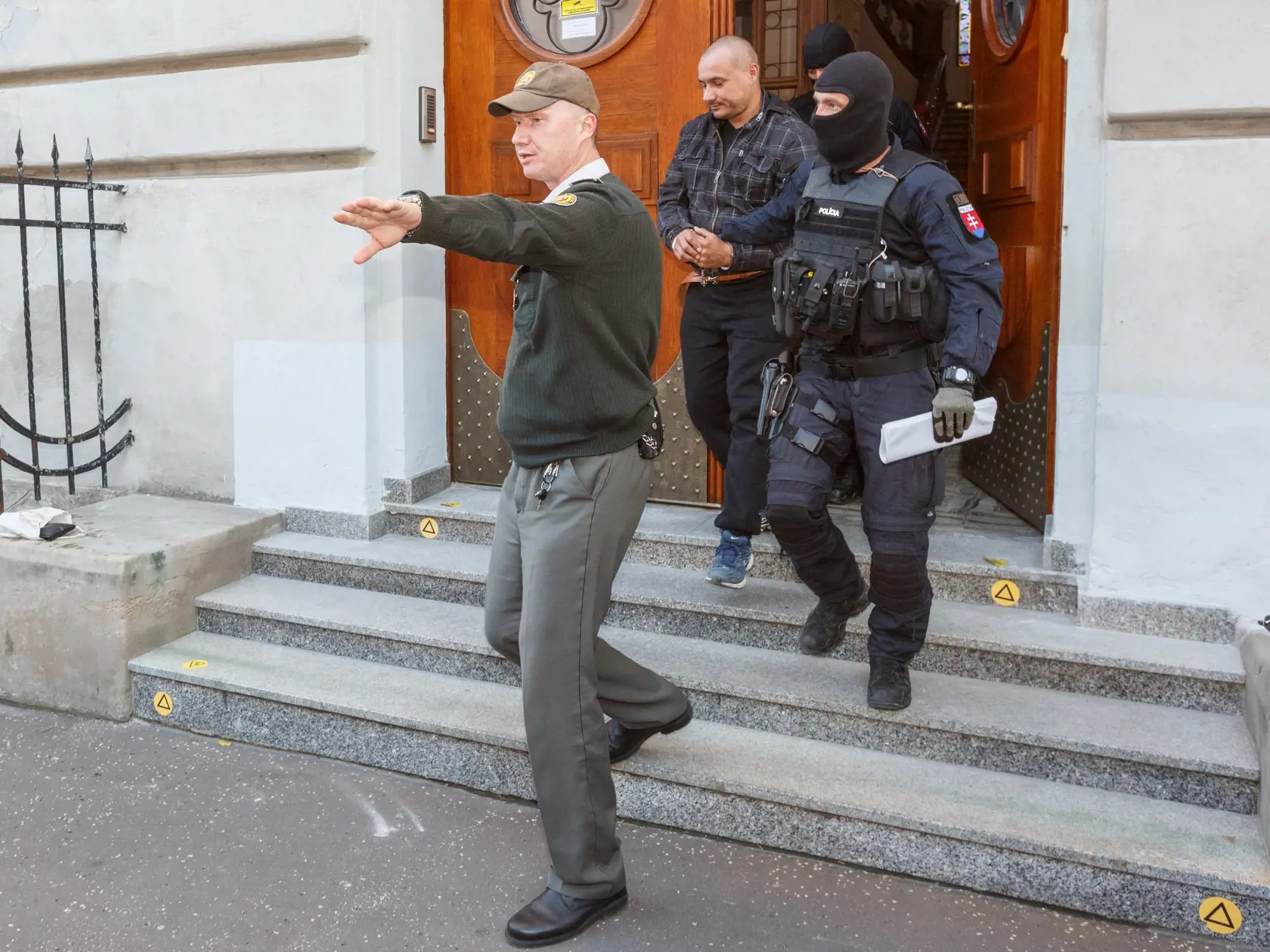 Kukláči predviedli obvinených z vraždy Jána Kuciaka na špeciálny trestný súd v Banskej Bystrici. Na snímke Tomáš Szabó.