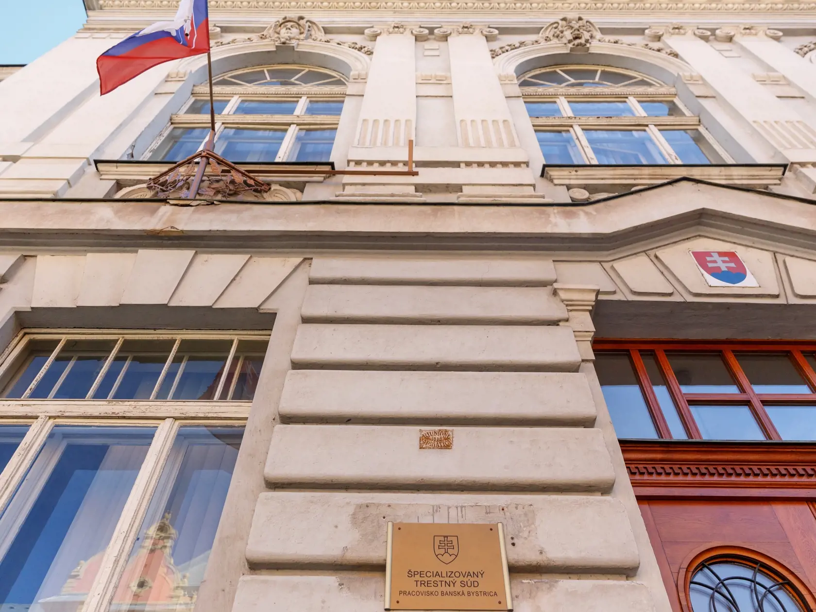 Kukláči predviedli obvinených z vraždy Jána Kuciaka na špeciálny trestný súd v Banskej Bystrici.