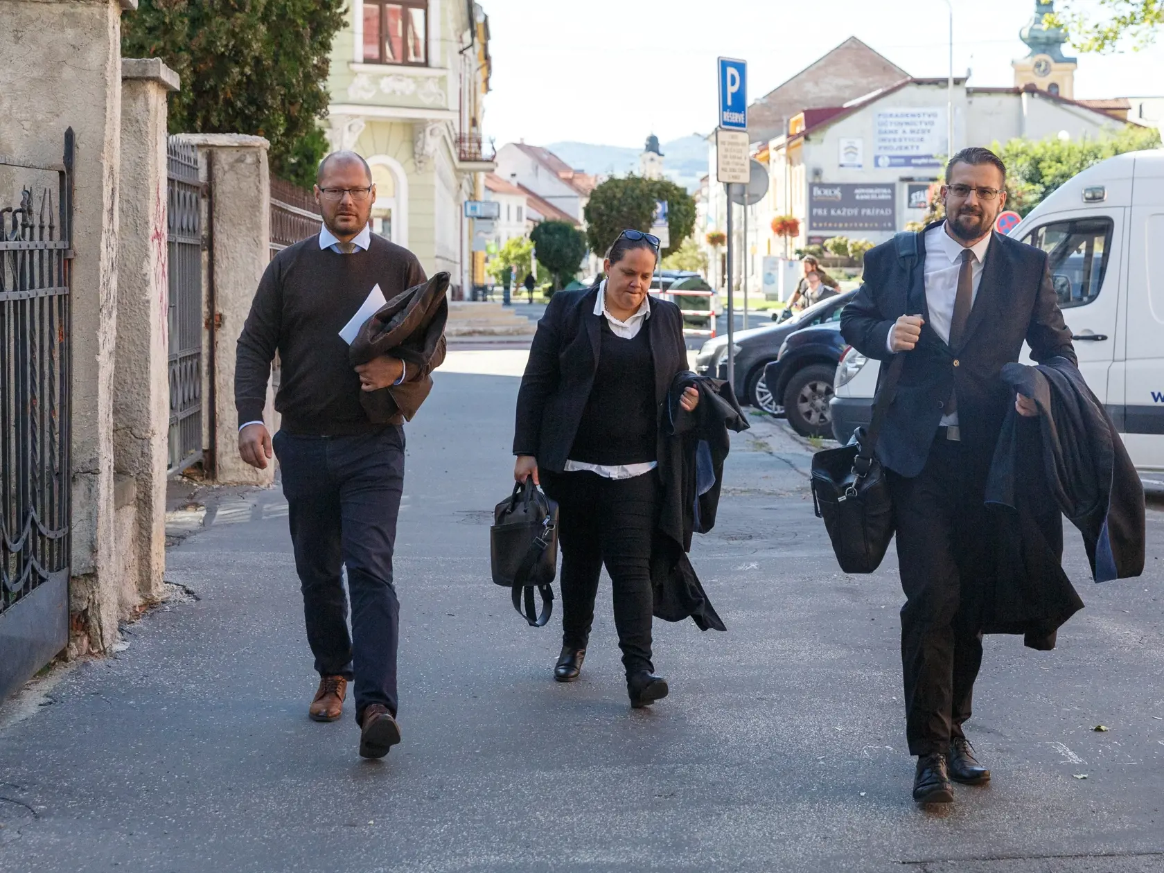 Kukláči predviedli obvinených z vraždy Jána Kuciaka na špeciálny trestný súd v Banskej Bystrici.
