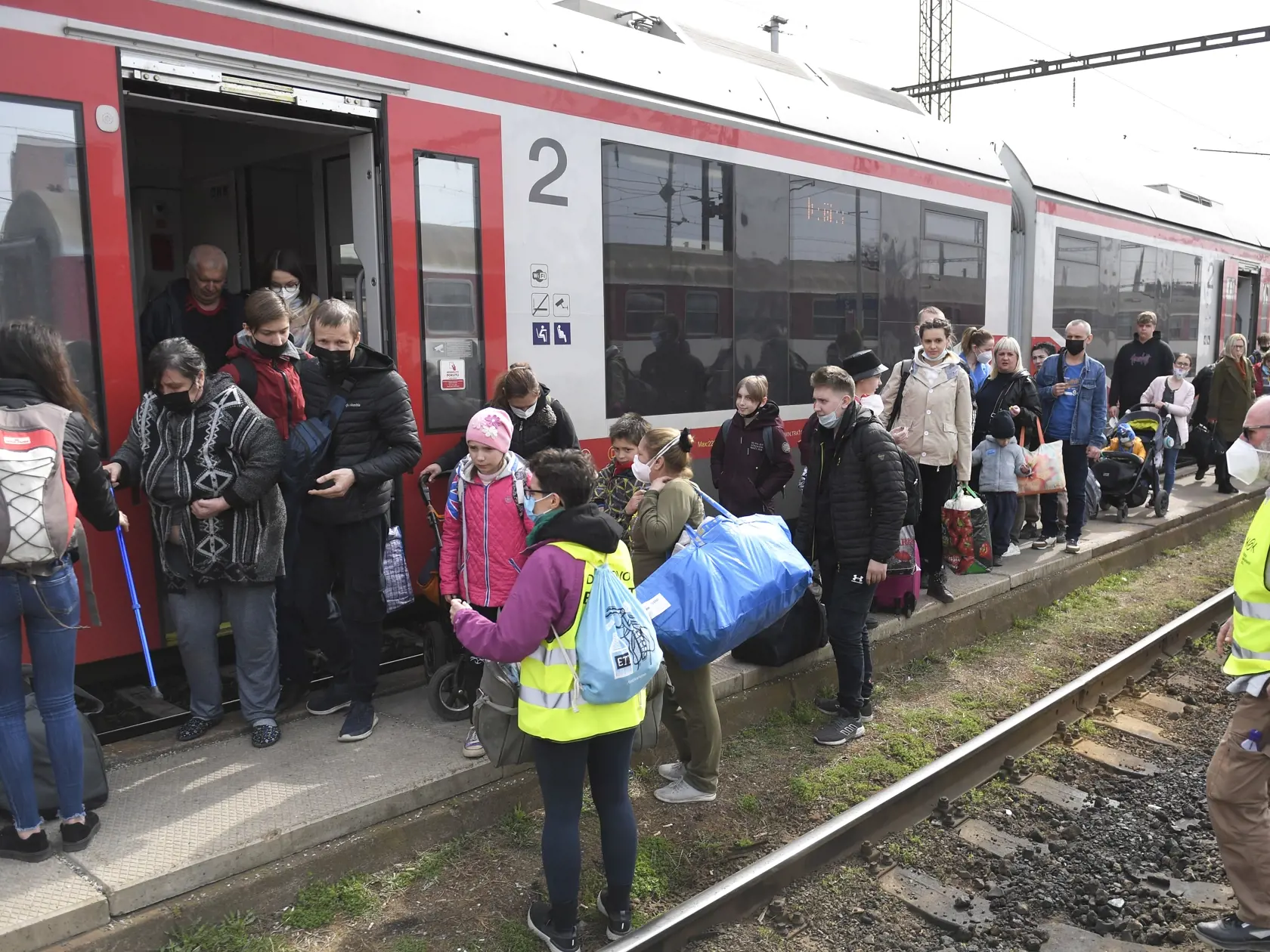 Na snímke utečenci z Ukrajiny po príchode vlakom z Humenného na železničnej stanici v Košiciach 29. marca 2022. FOTO TASR – František Iván