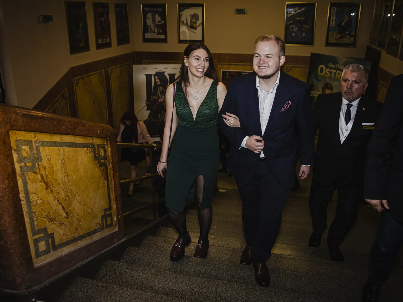 Na snímke Artur Štaidl s priateľkou počas slávnostnej premiéry minisérie Iveta - skutočný príbeh Ivety Bartošovej pokračuje, ktorá sa konala v pražskom kine Lucerna.