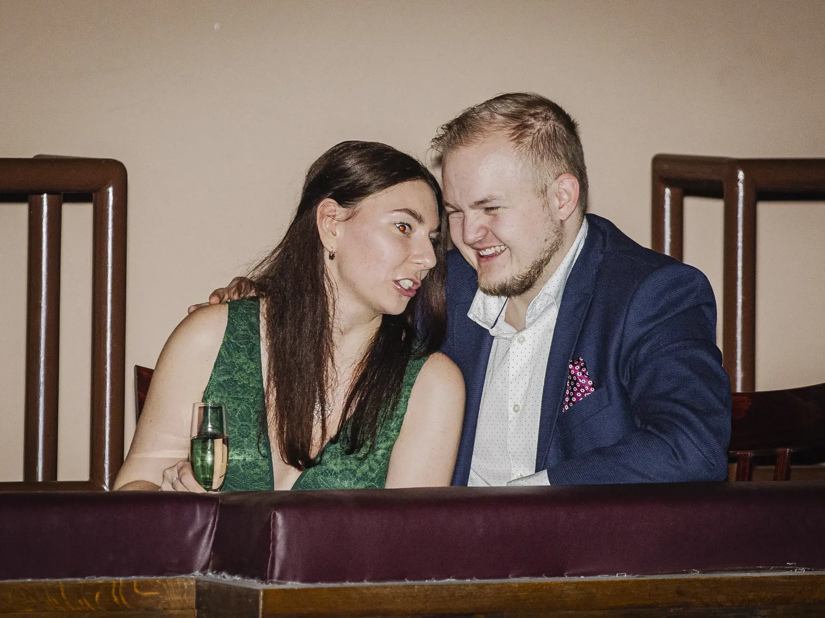 Na snímke Artur Štaidl s priateľkou počas slávnostnej premiéry minisérie Iveta - skutočný príbeh Ivety Bartošovej pokračuje, ktorá sa konala v pražskom kine Lucerna.