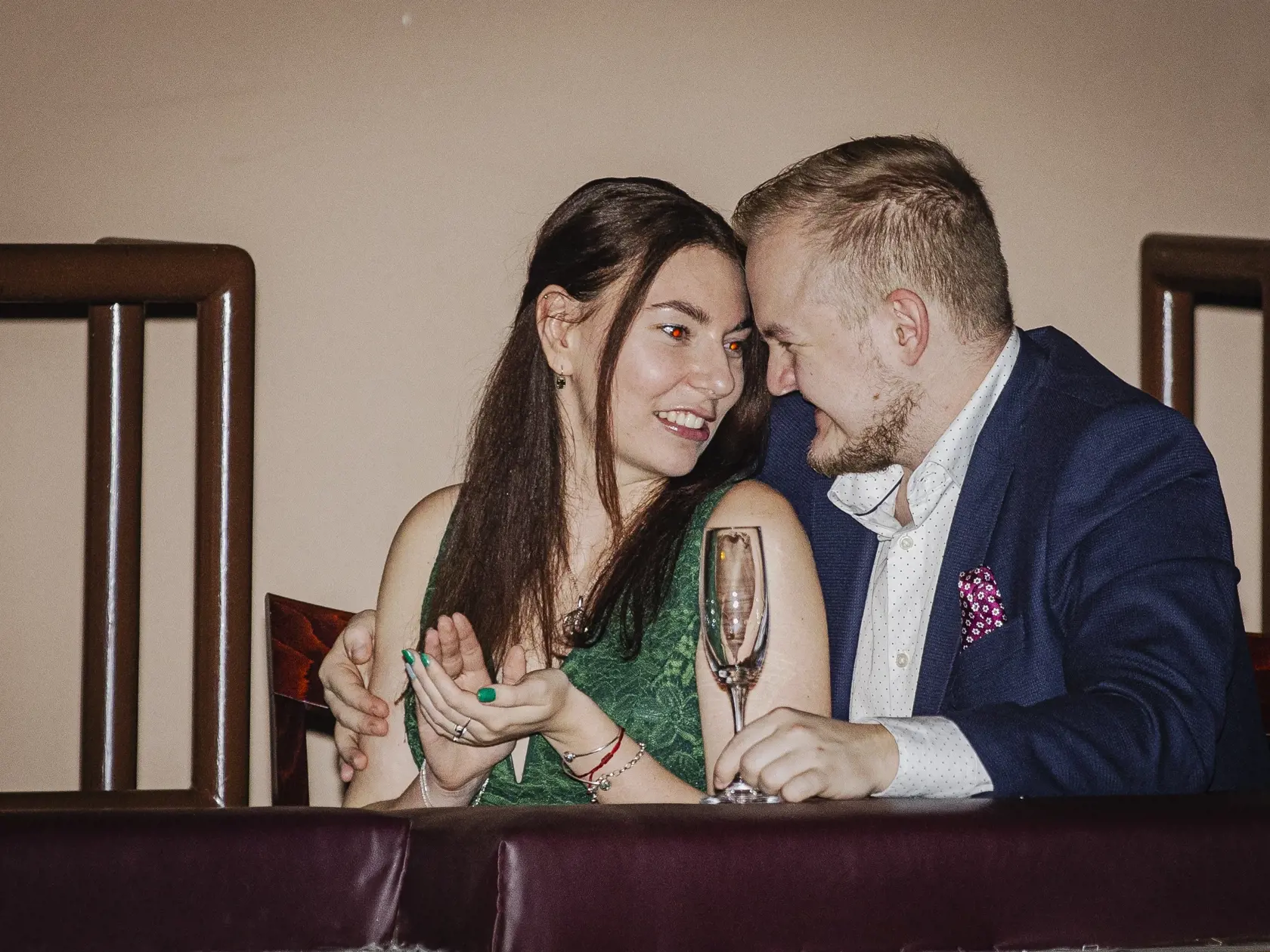 Na snímke Artur Štaidl s priateľkou počas slávnostnej premiéry minisérie Iveta - skutočný príbeh Ivety Bartošovej pokračuje, ktorá sa konala v pražskom kine Lucerna.