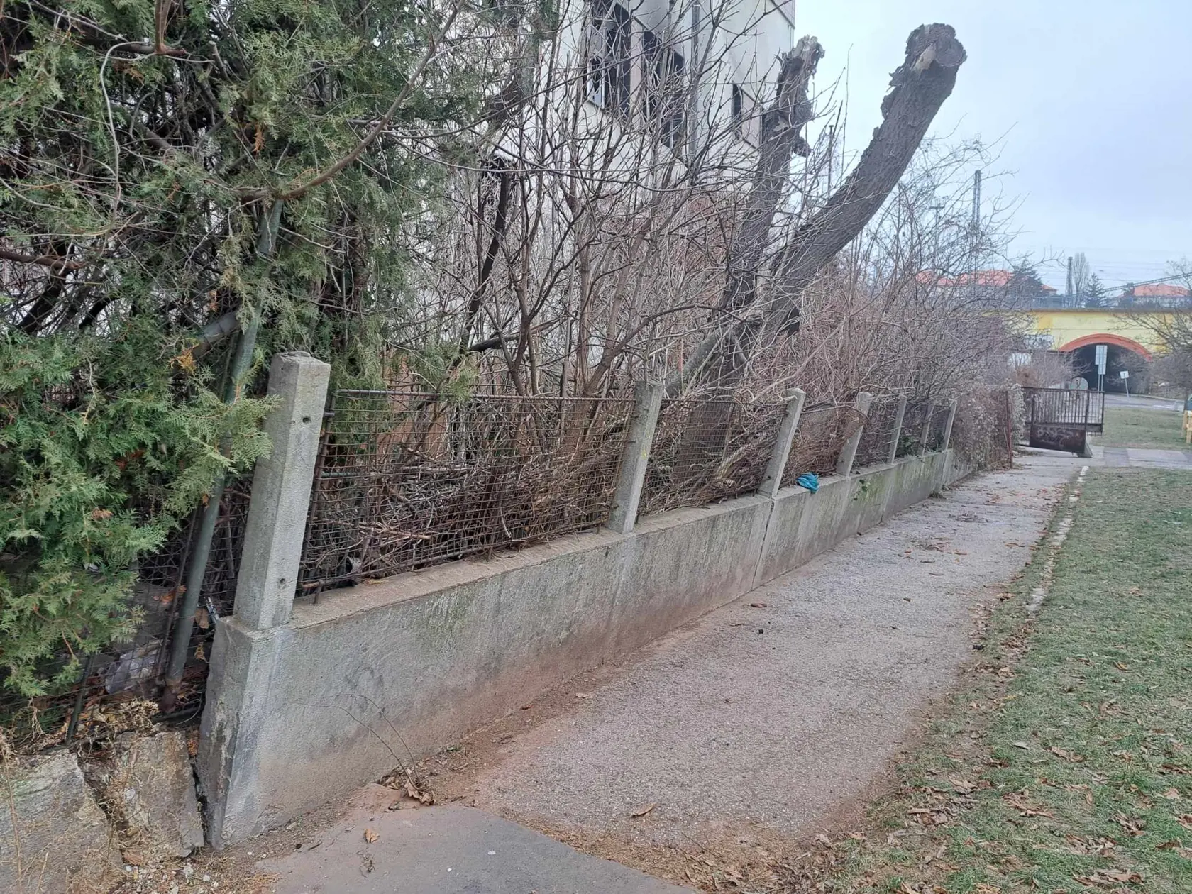 Kamenný plot pred domom hrôzy na Žabotovej ulici v Bratislave sa môže už čoskoro úplne zrútiť. Kto za to bude niesť zodpovednosť?