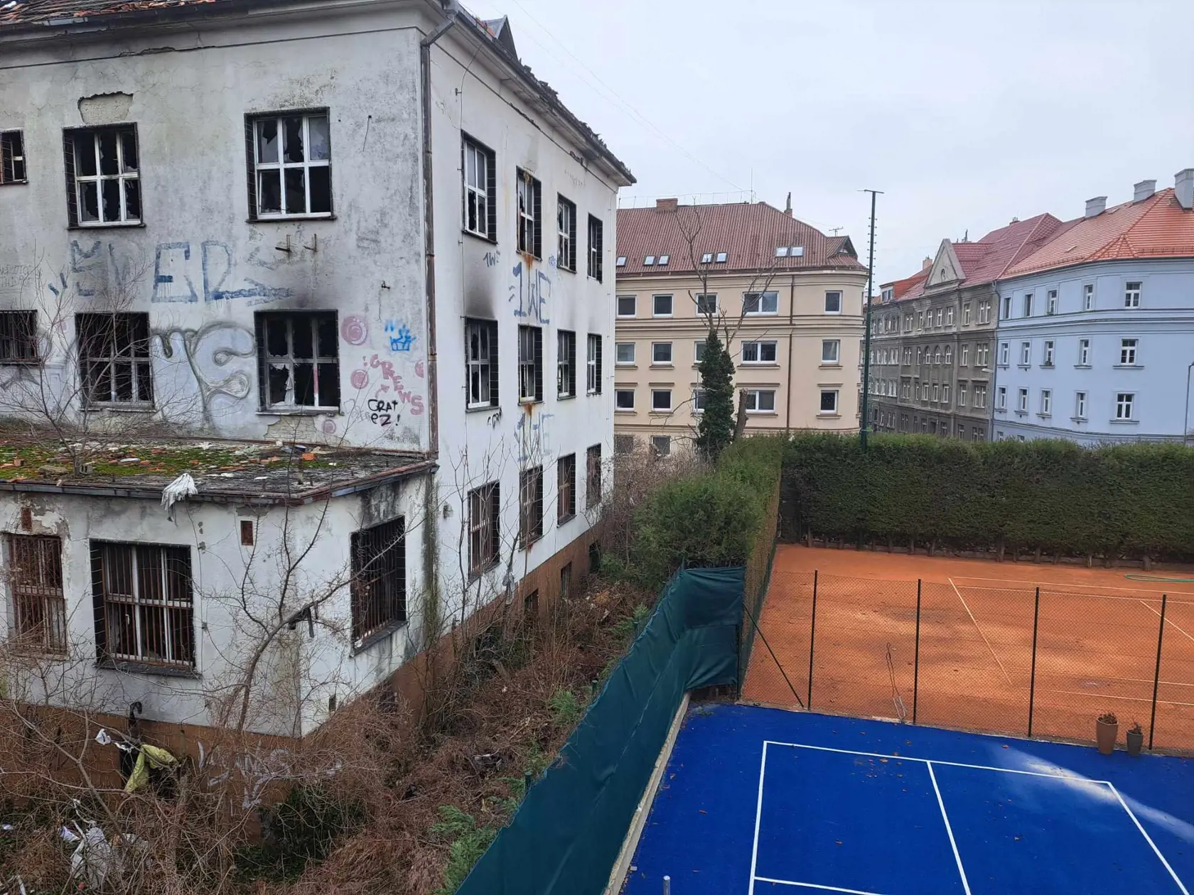 Veľké trápenie má aj majiteľ priľahlých tenisových kurtov.