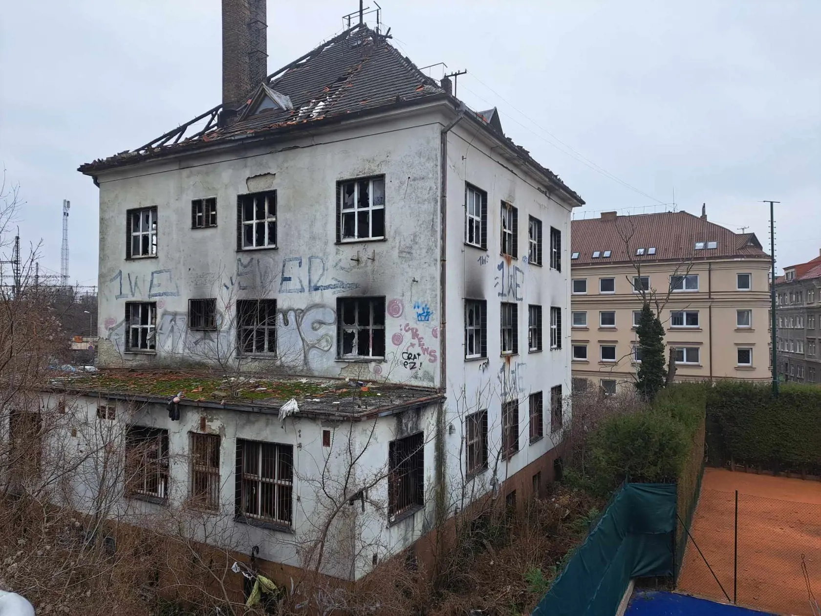 Veľké trápenie má aj majiteľ priľahlých tenisových kurtov.