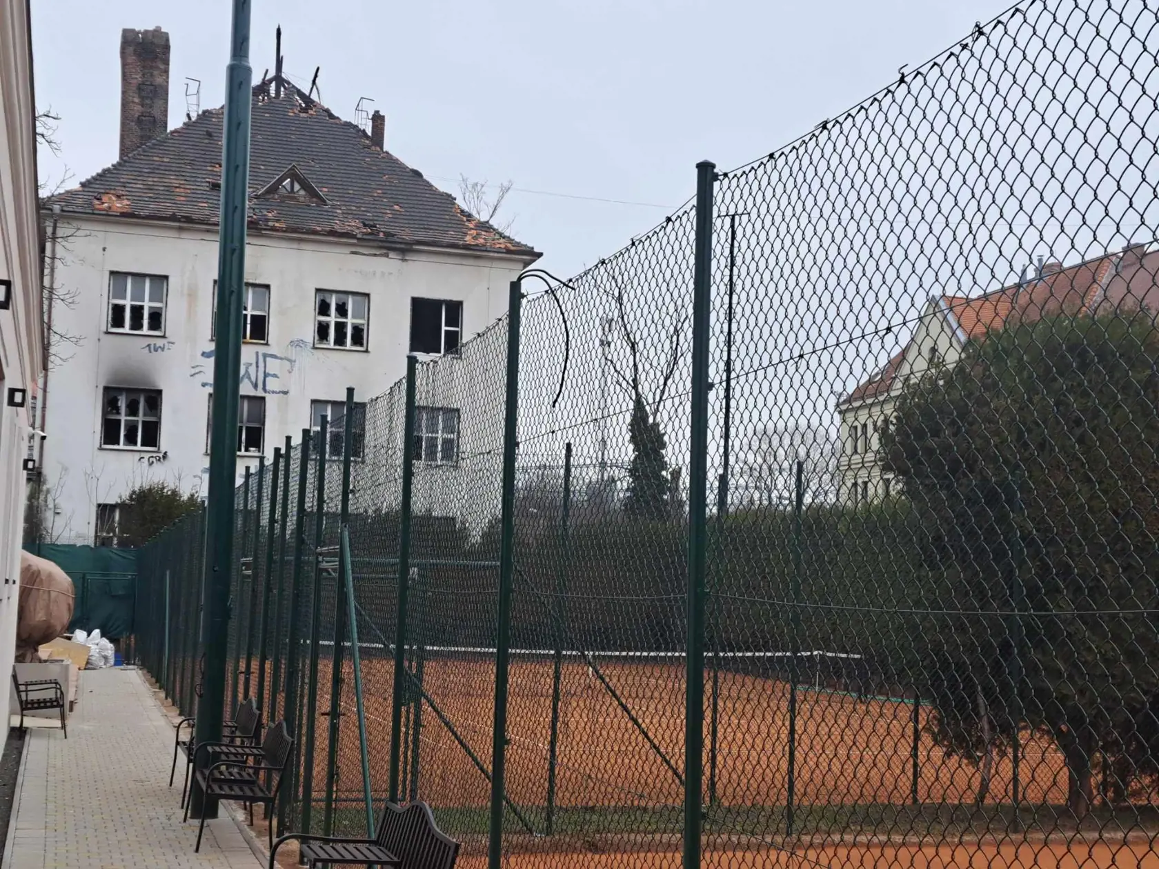 Veľké trápenie má aj majiteľ priľahlých tenisových kurtov.