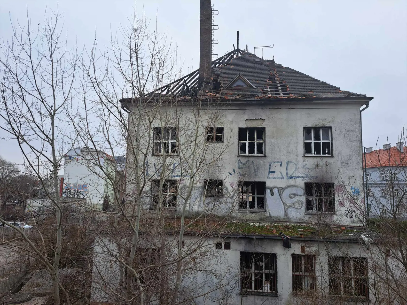 Posledné požiare úplne zničili strechu budovy.