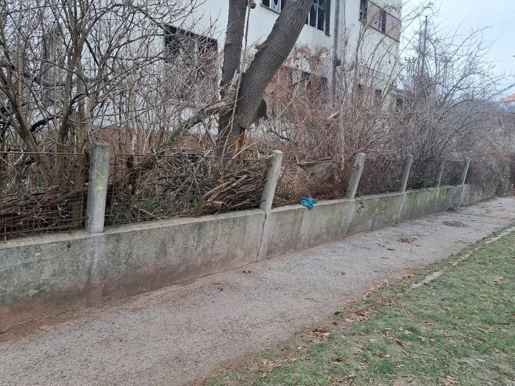 Kamenný plot pred domom hrôzy na Žabotovej ulici v Bratislave sa môže už čoskoro úplne zrútiť. Kto za to bude niesť zodpovednosť?