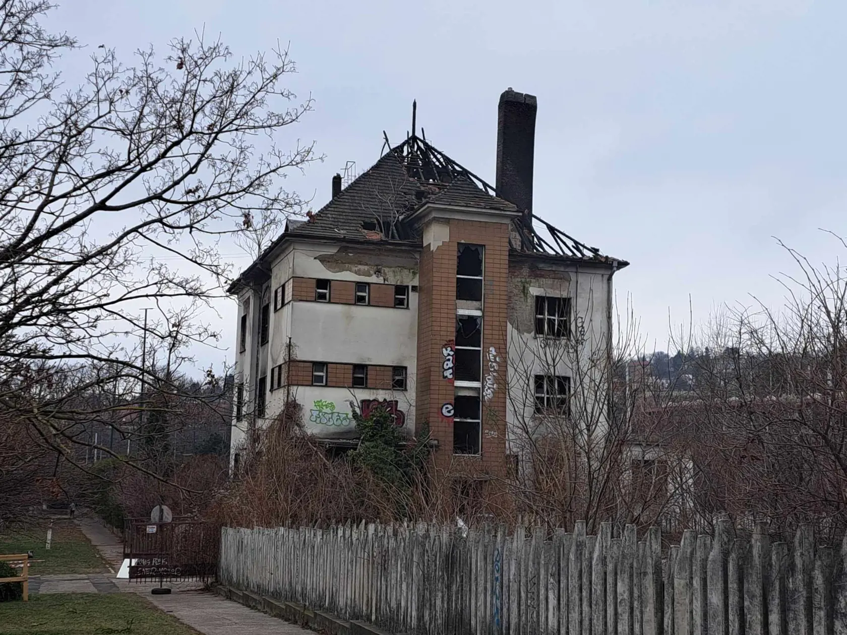 Posledné požiare úplne zničili strechu budovy.