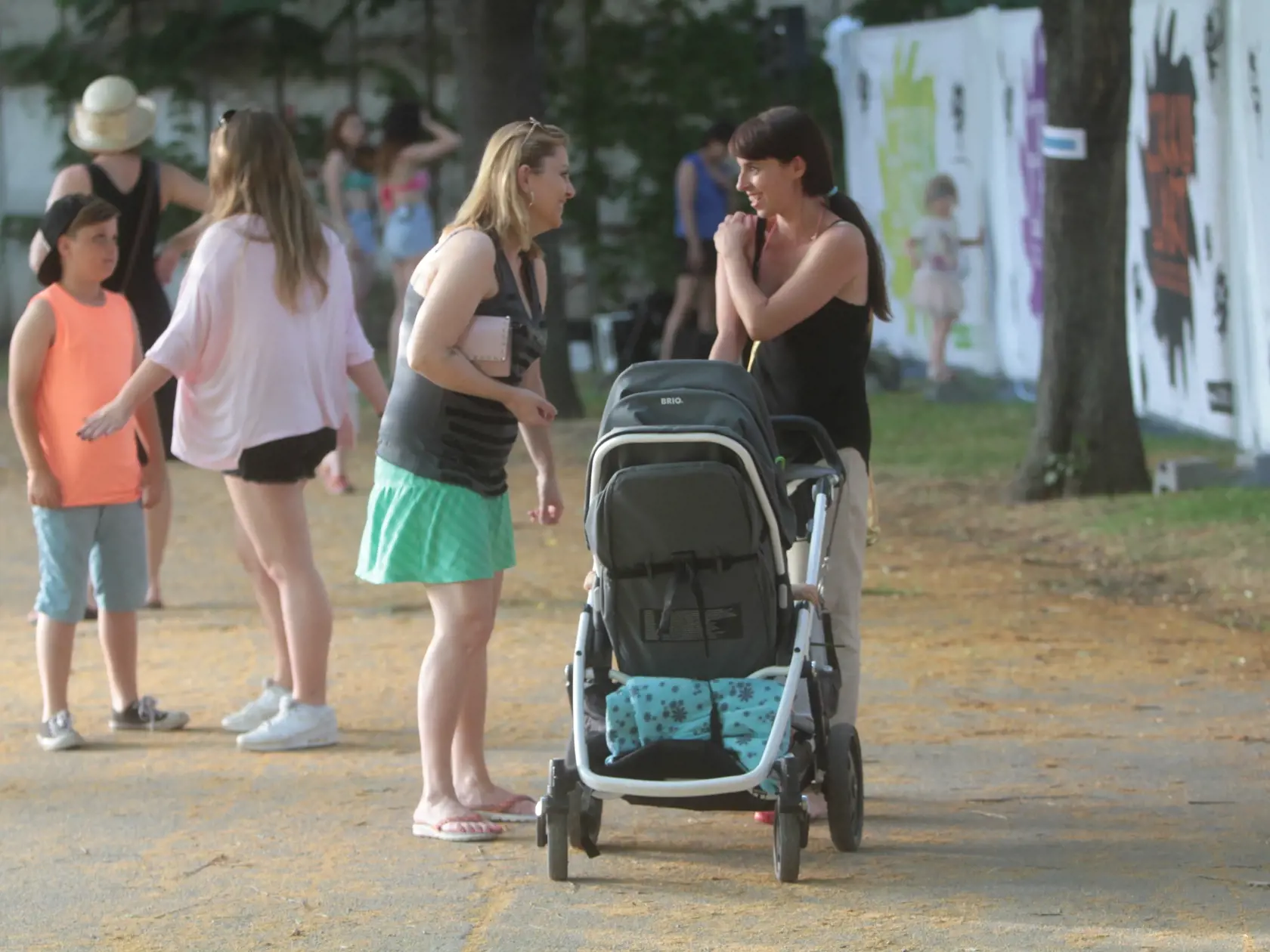 Evita Urbanikova a Zuzana Porubjakova na festivale noveho cirkusu Cirkulart 2016 v medickej zahrade.