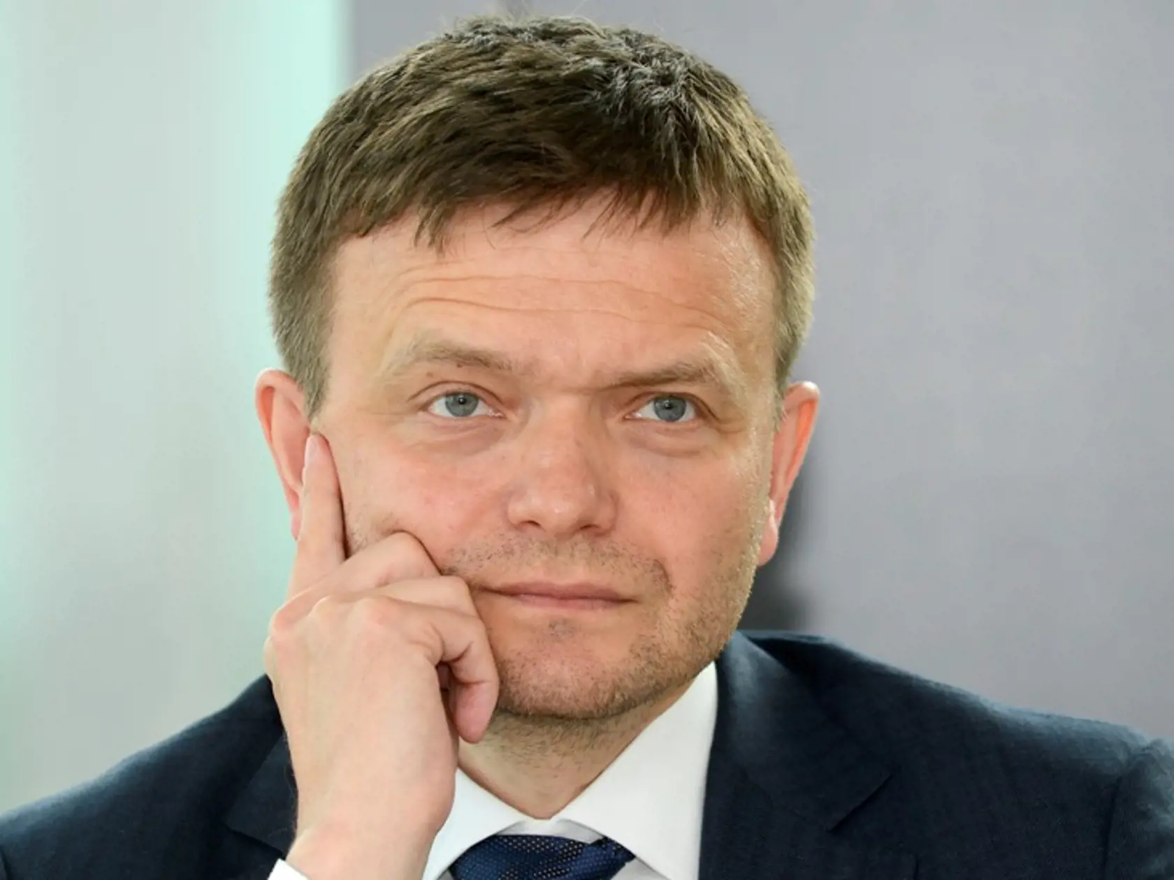 Pred 15 mesiacmi vyšetrovateľka Martina Babacsová obvinila Jaroslava Haščáka zo založenia zosnovania a podporovania zločineckej skupiny a legalizácie príjmu z trestnej činnosti.
