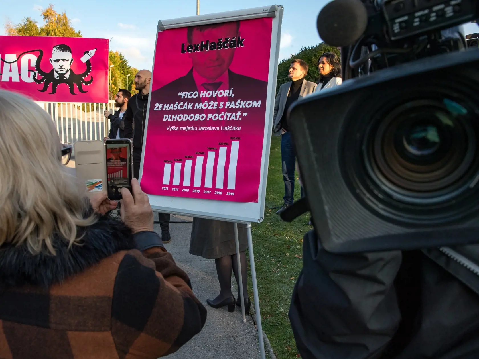 Protestné zhromaždenie pred vjazdom k domu podnikateľa Jaroslava Haščáka v Záhorskej Bystrici.