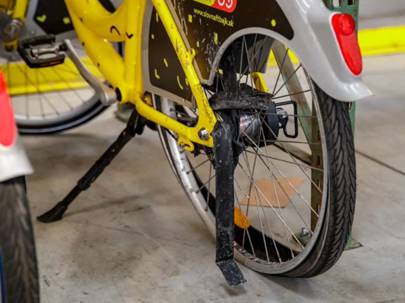 Navštívili sme fabriku, kde vyrábajú zdieľané bicykle, ktoré sa tešia obrovskej obľube aj v  Bratislave.