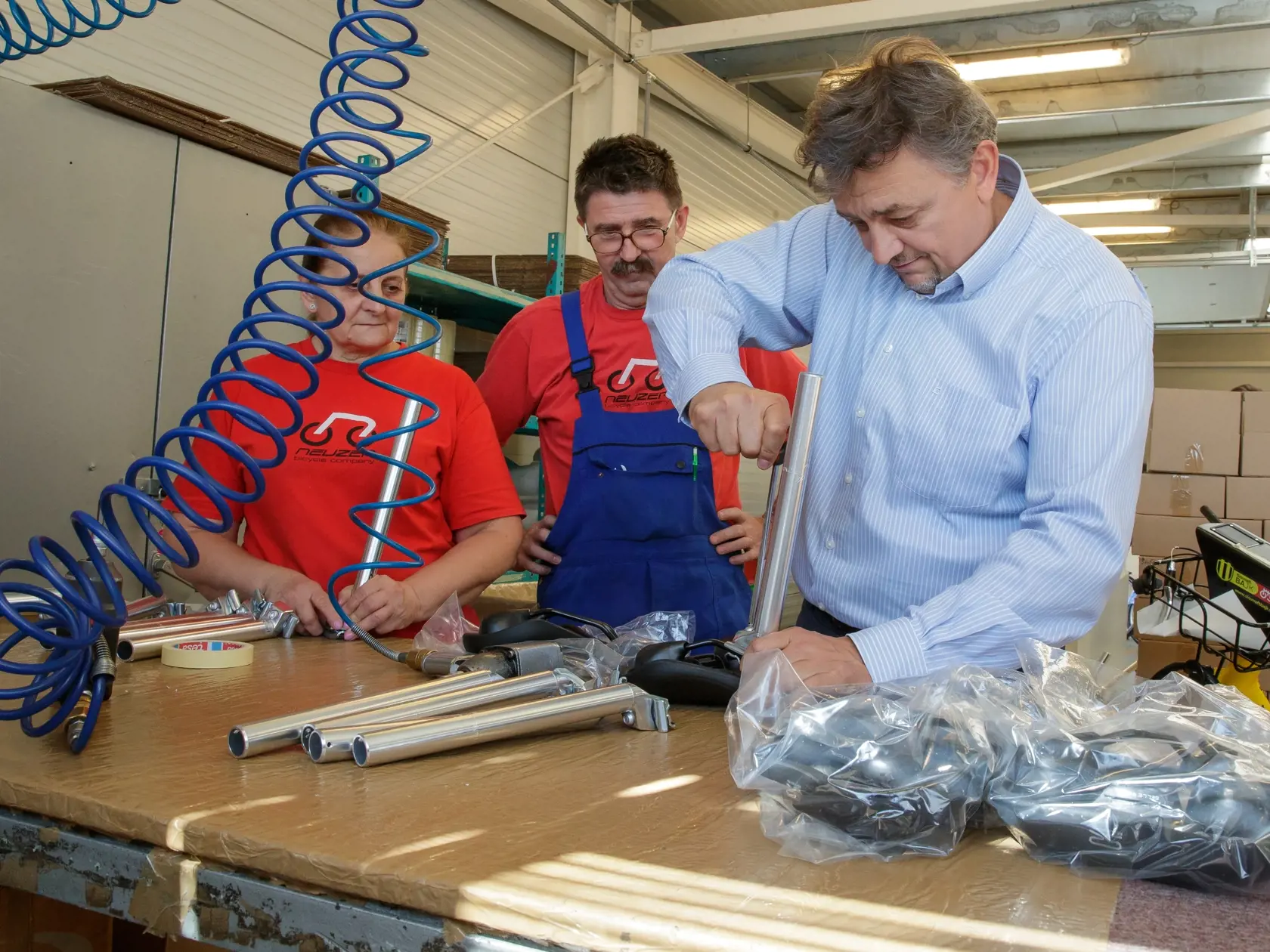 Reportáž z ostrihomskej fabriky Neuzer, zameranej na výrobu bicyklov, ktorá stojí aj za bratislavským projektom Slovnaftbajk. Pohľad do zákulisia vzniku populárnych mestských bicyklov.