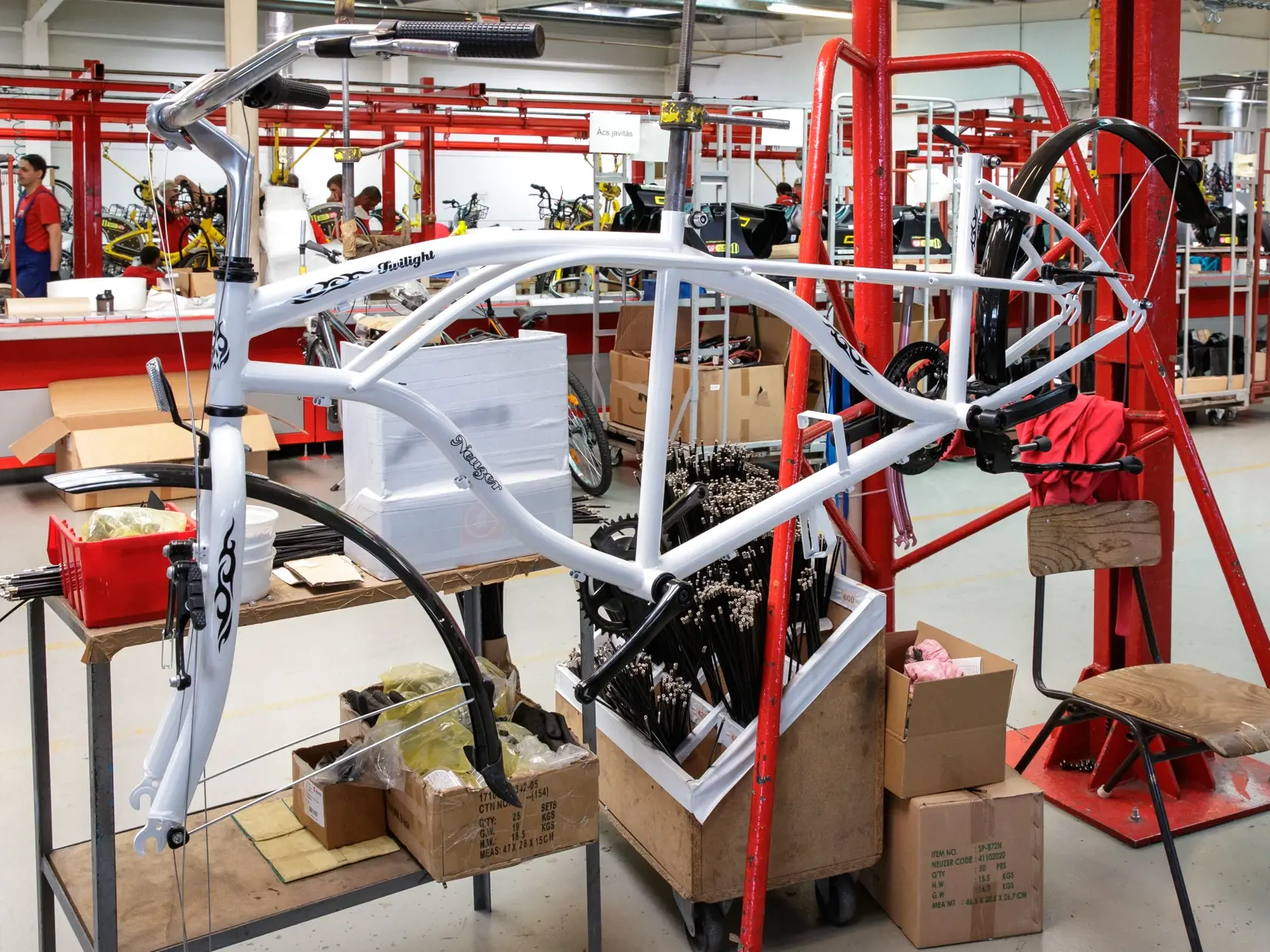 Reportáž z ostrihomskej fabriky Neuzer, zameranej na výrobu bicyklov, ktorá stojí aj za bratislavským projektom Slovnaftbajk. Pohľad do zákulisia vzniku populárnych mestských bicyklov.